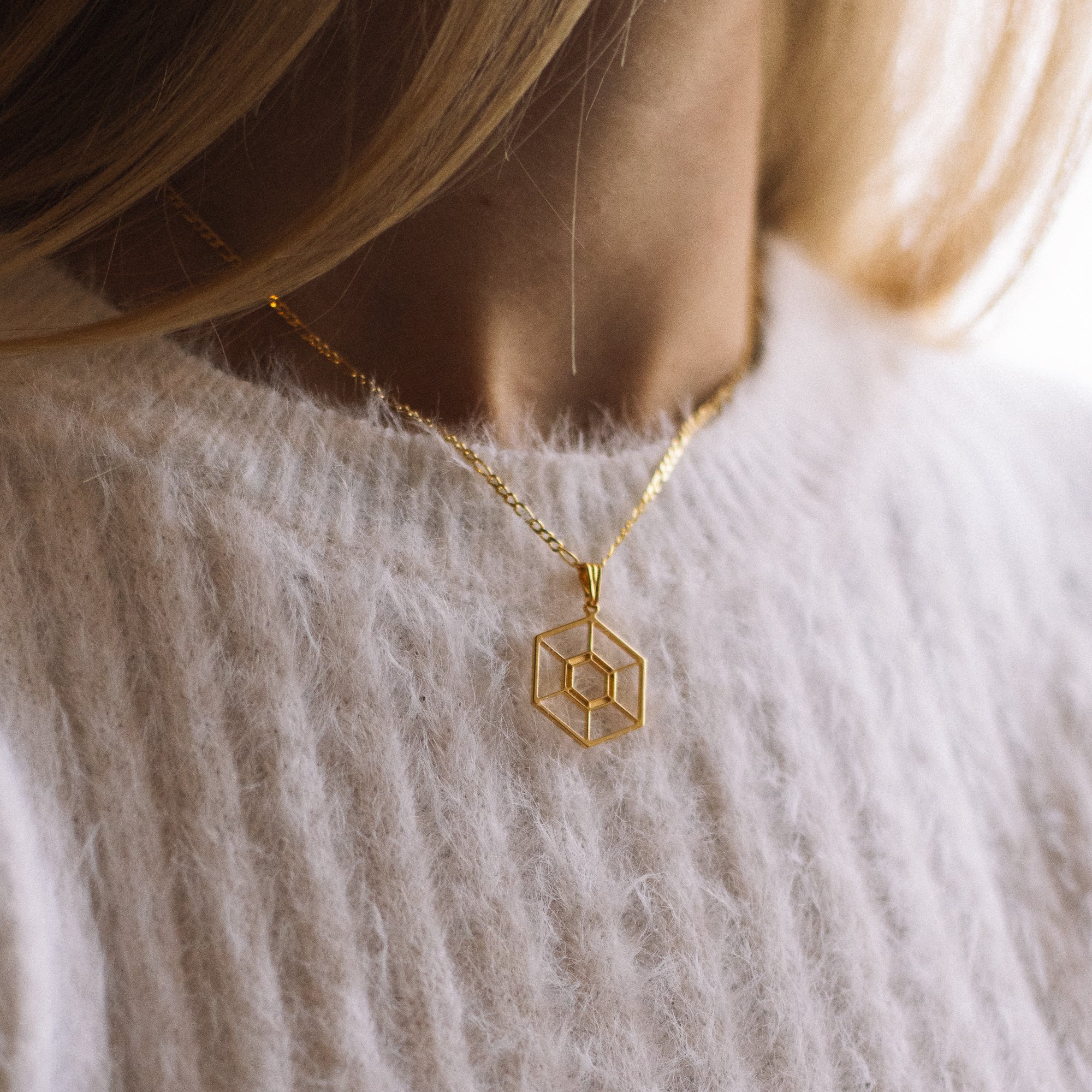 Collier Hexaluna – vue détaillée du bijou artisanal Atelier-Émile