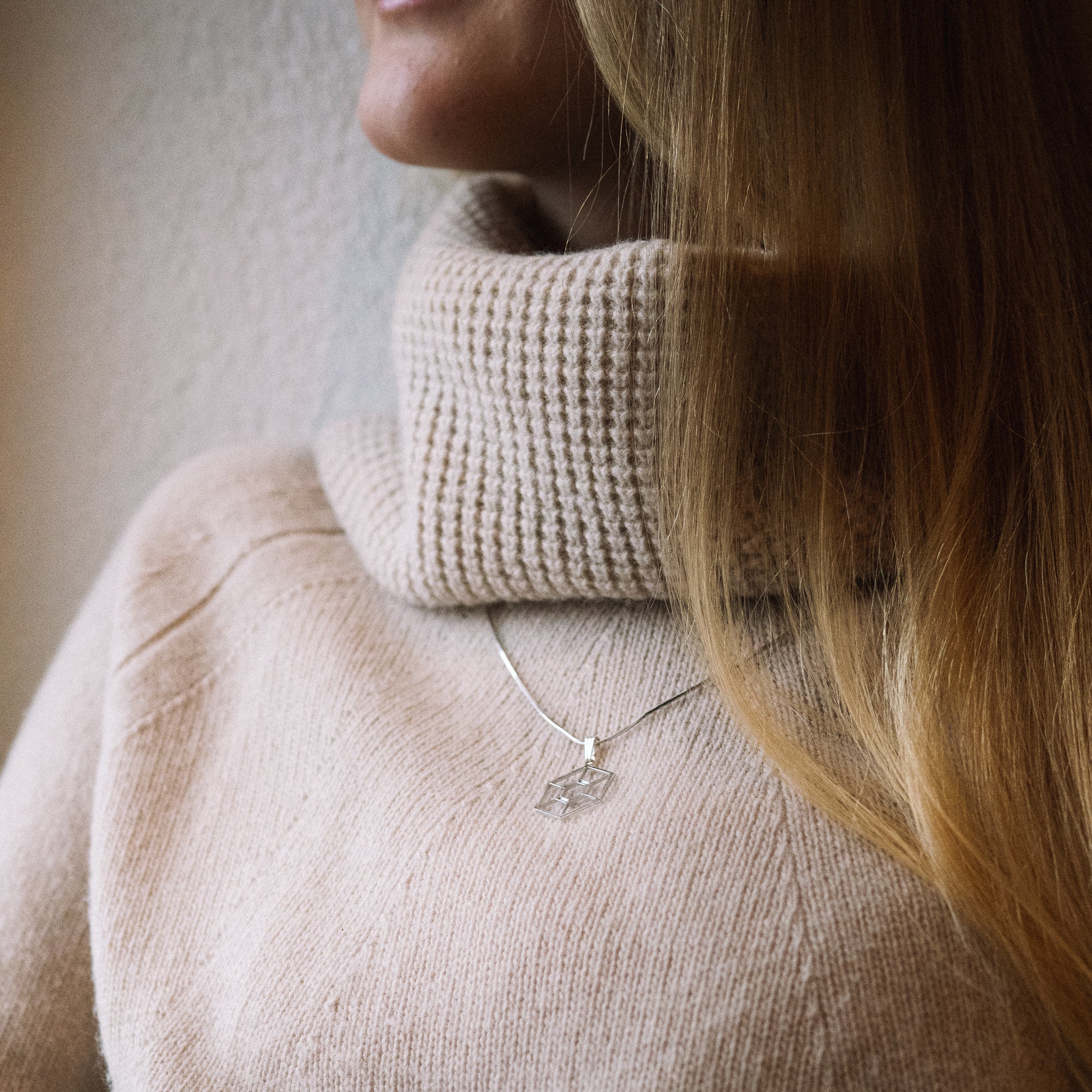 Collier Hexaluna – vue détaillée du bijou artisanal Atelier-Émile