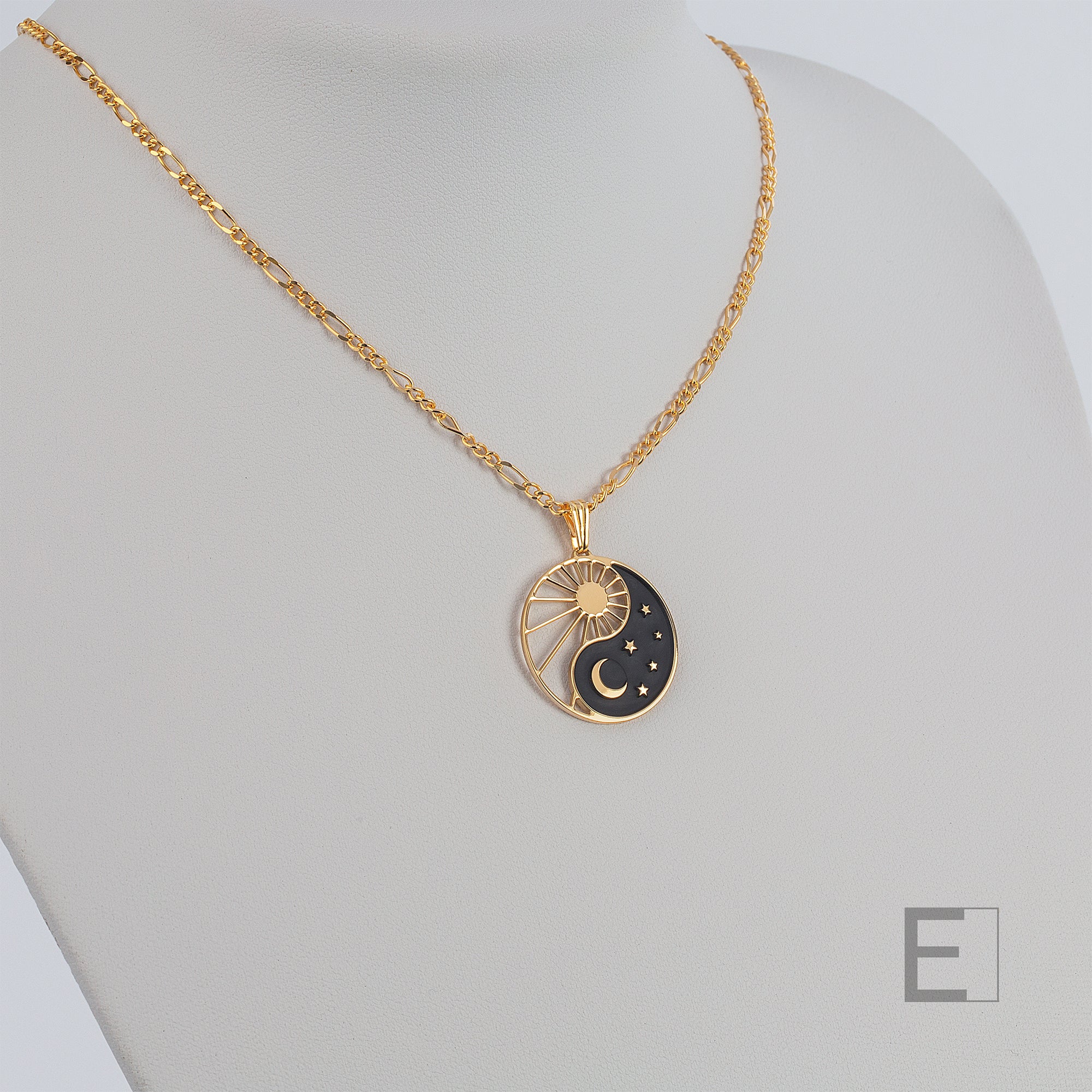 Halskette Yin Yang Cosmique Laque Noir Atelier-Émile, 18 Karat vergoldet mit 24 Karat Finish, 10 bis 15 Mikron dickes Plattieren, hergestellt in der Schweiz, montiert auf einer Figaro-Kette, Vorderansicht auf weißem Hintergrund