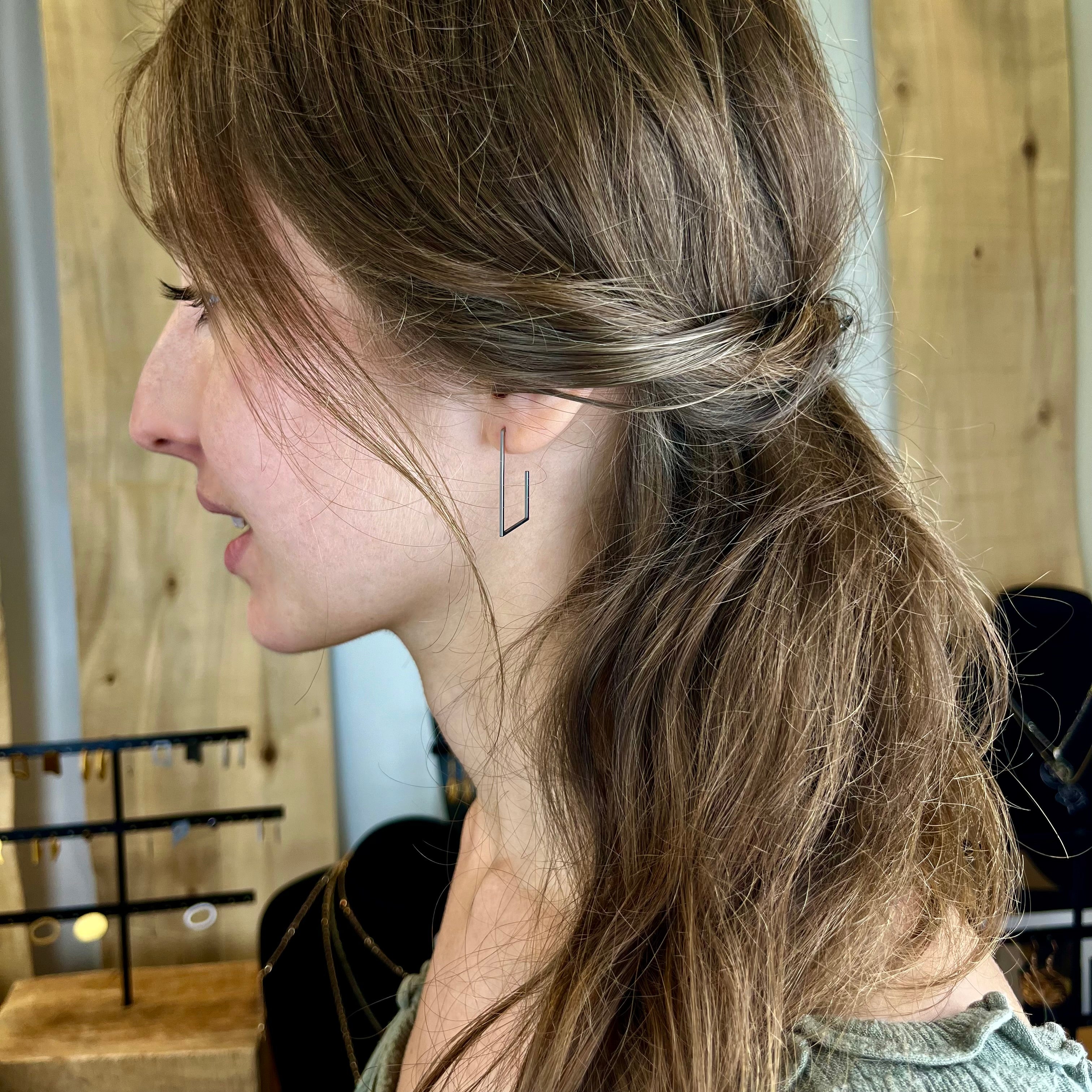 Contemplation-V : A – vue détaillée du bijou artisanal Atelier-Émile