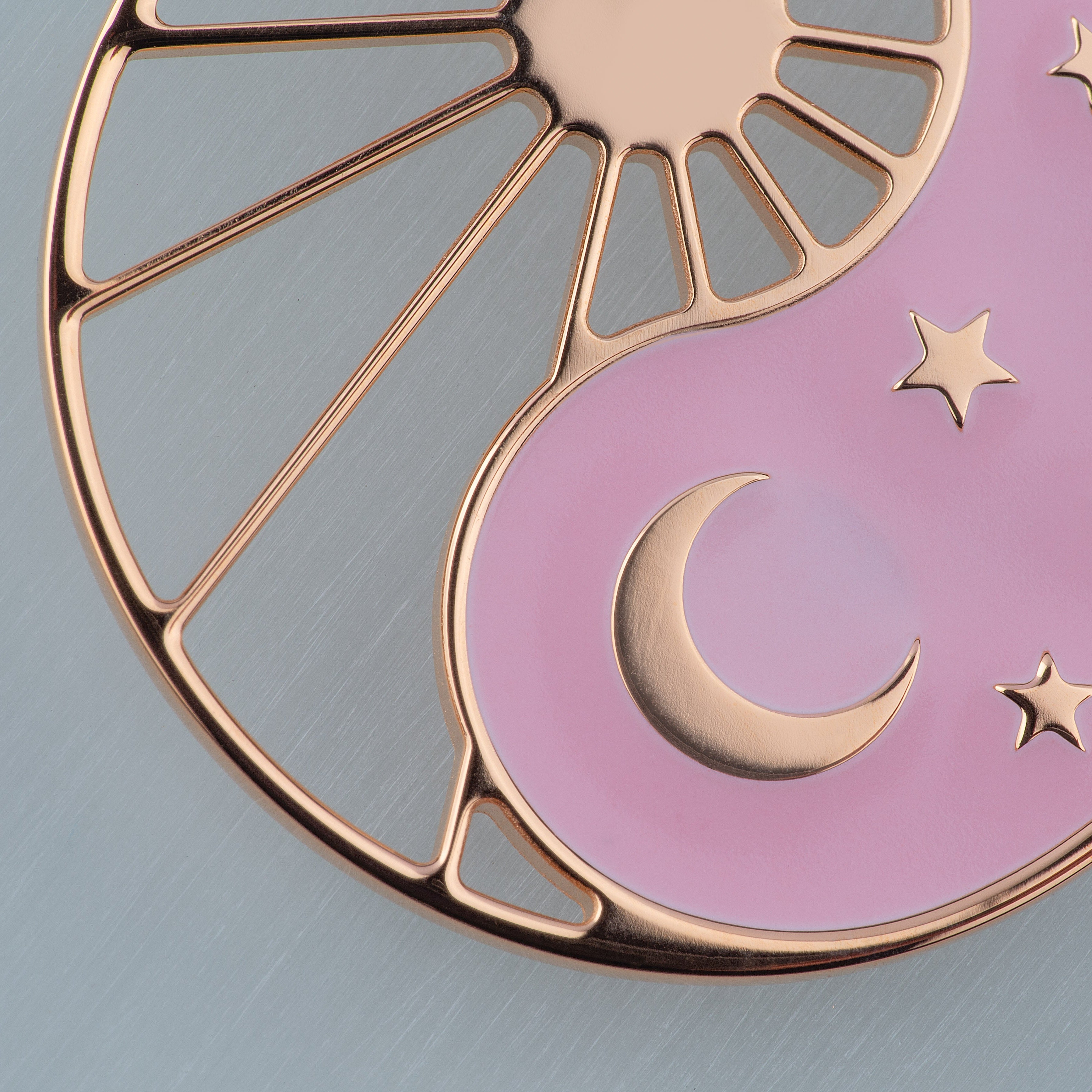 Halskette Yin Yang Cosmique Atelier-Émile, 18 Karat Roségold plattiert, rosa Lack, Makrobild auf weißem Hintergrund
