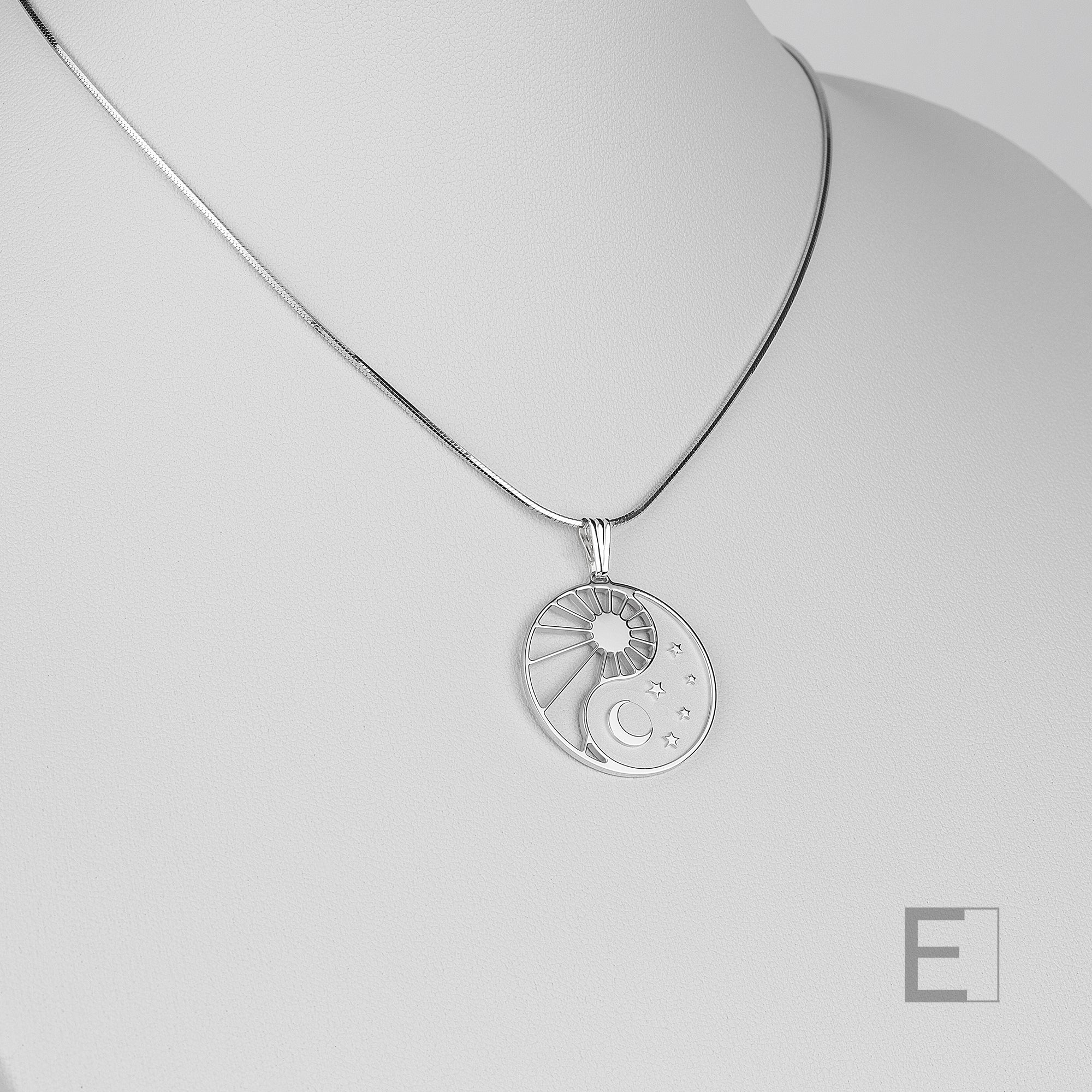 Collier Yin Yang Cosmique – vue détaillée du bijou artisanal Atelier-Émile
