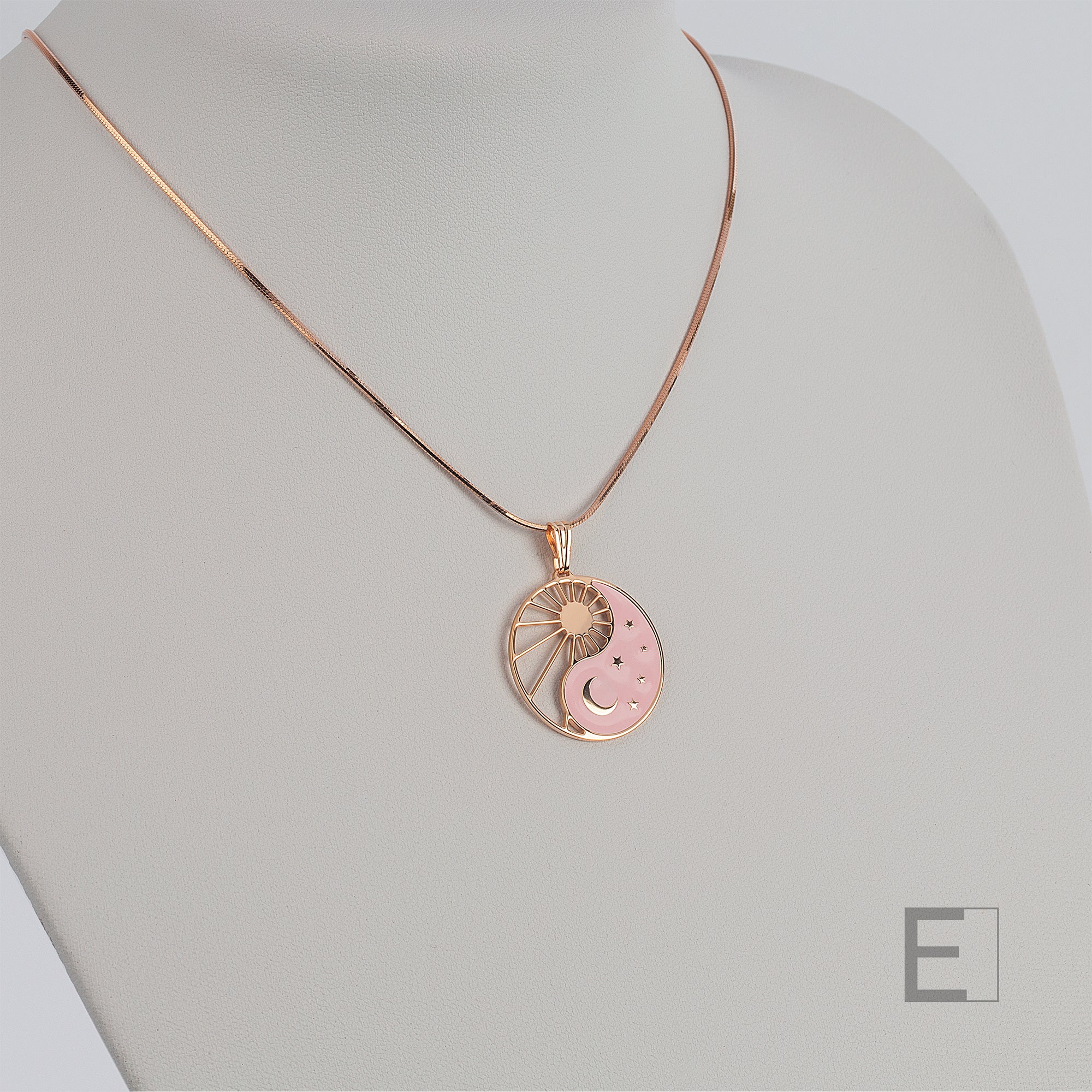 Halskette Yin Yang Cosmique Atelier-Émile, 18 Karat Roségold plattiert, leuchtender rosa Lack, Schlangenkette, auf weißem Hintergrund