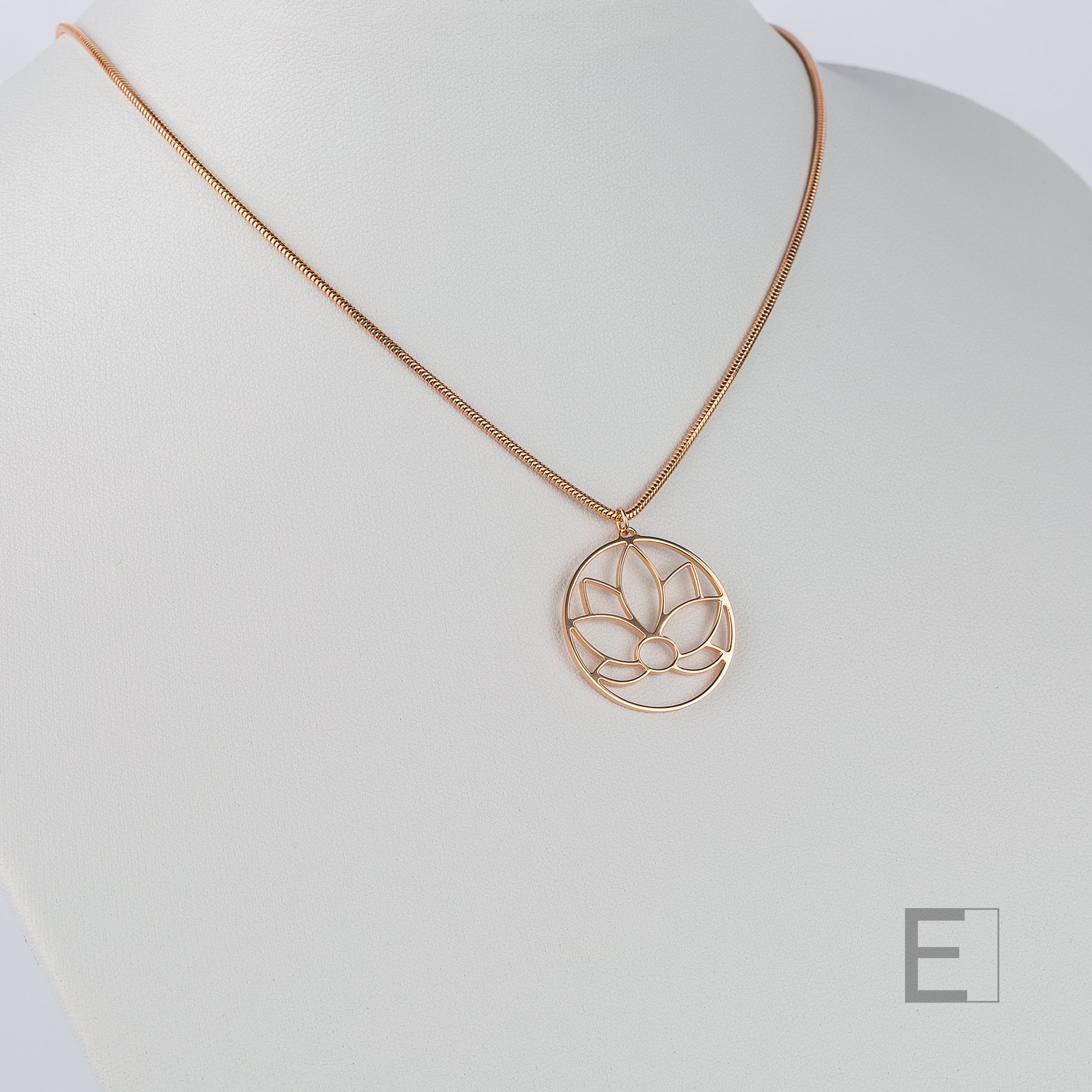 Collier Fleur de Lotus Cercle – vue détaillée du bijou artisanal Atelier-Émile