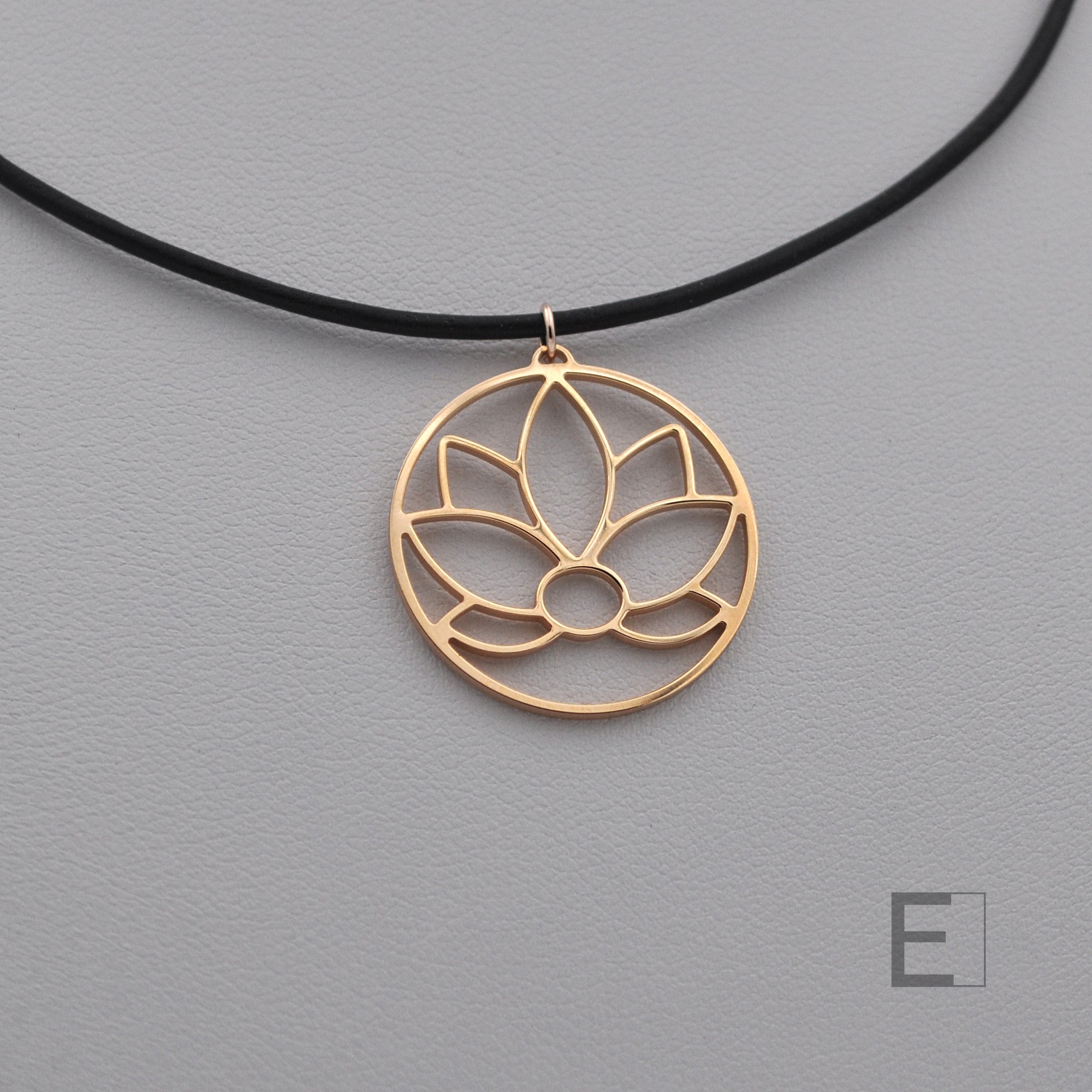 Collier Fleur de Lotus Cercle – vue détaillée du bijou artisanal Atelier-Émile