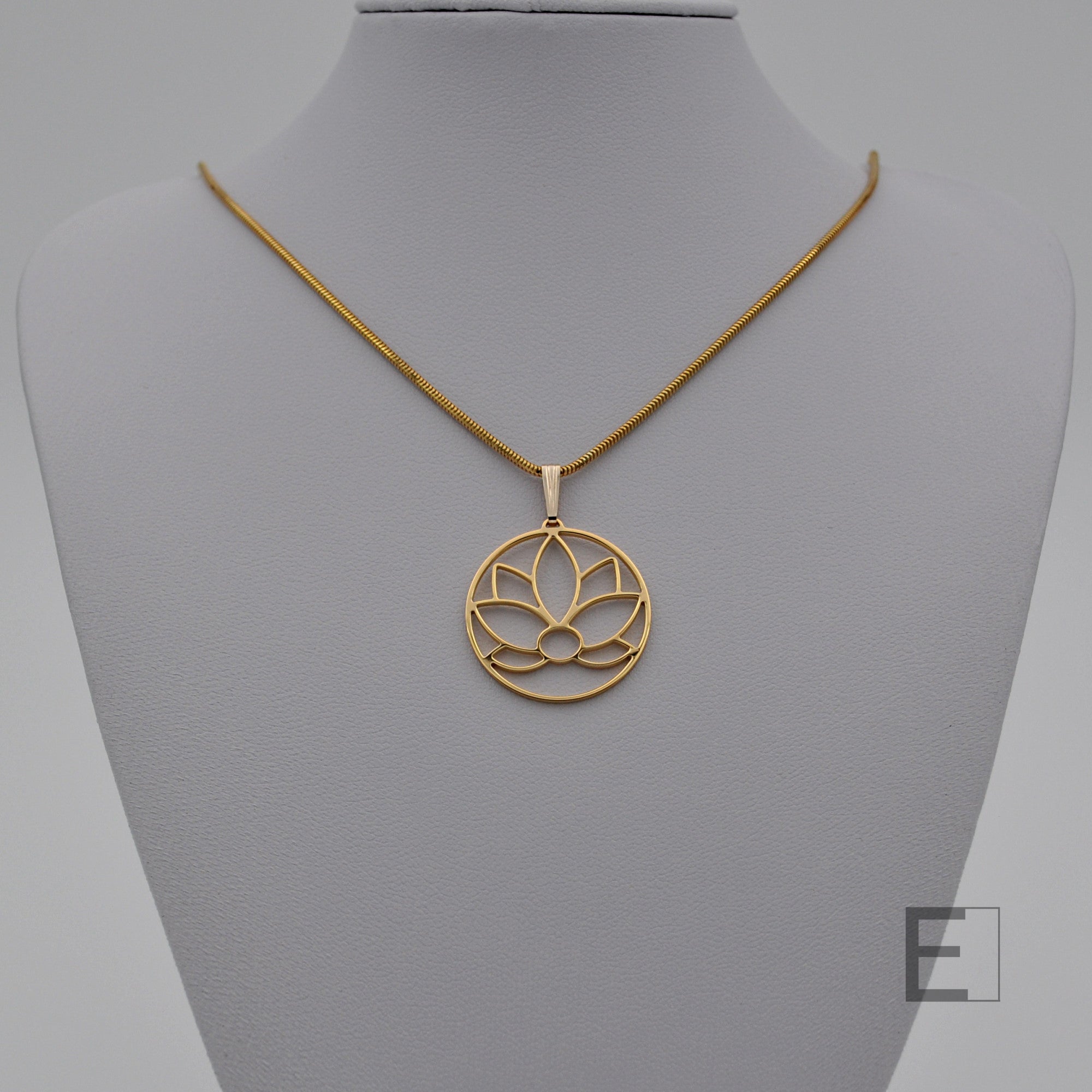 Collier Fleur de Lotus Cercle – vue détaillée du bijou artisanal Atelier-Émile