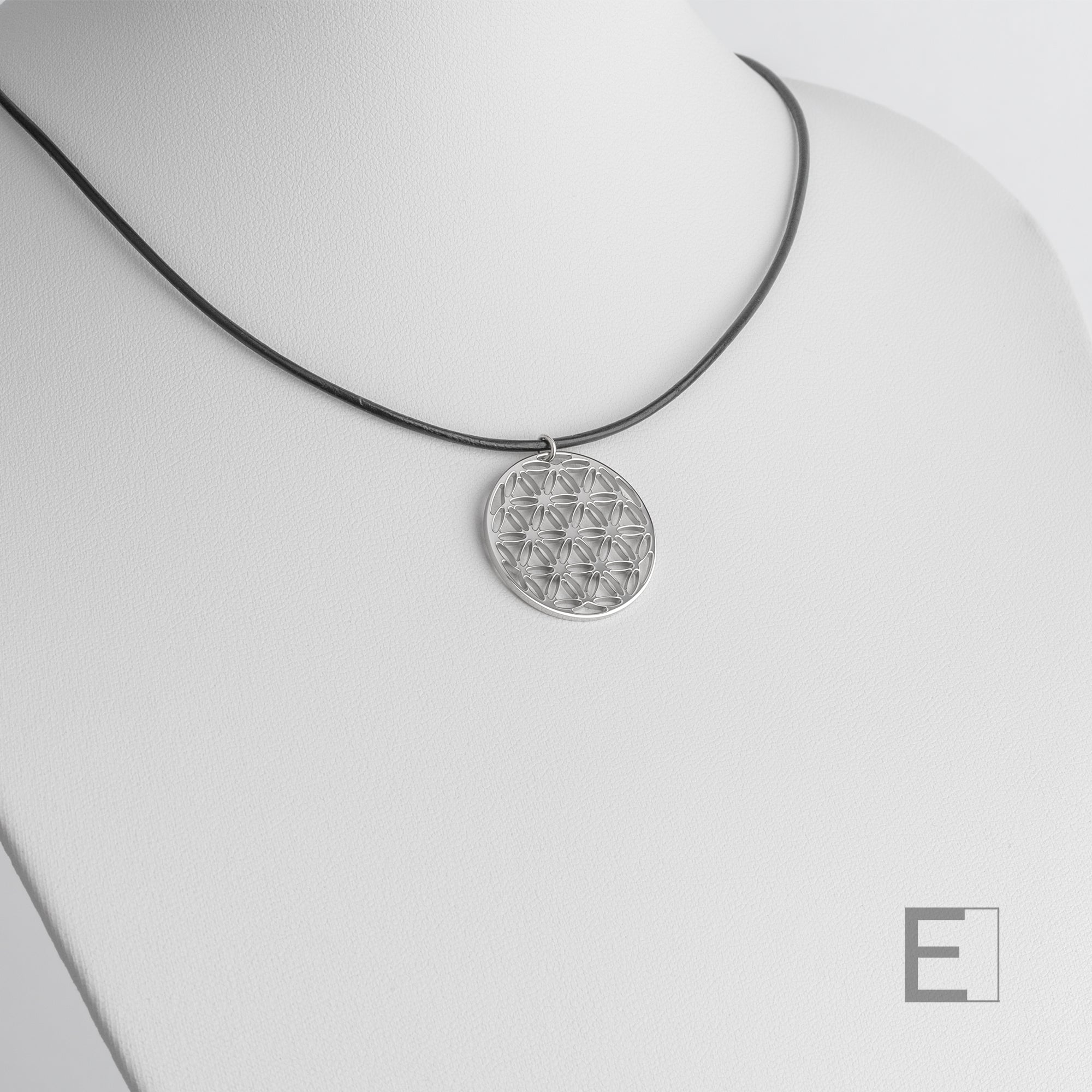 Collier Fleur de Vie – vue détaillée du bijou artisanal Atelier-Émile