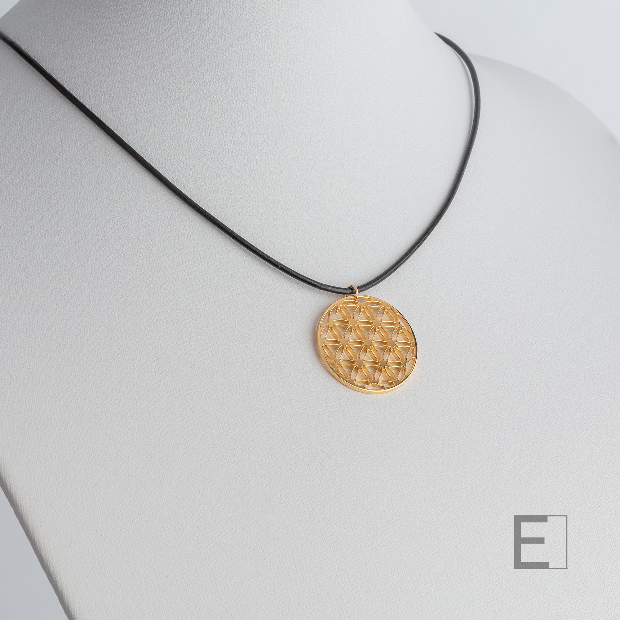 Collier Fleur de Vie – vue détaillée du bijou artisanal Atelier-Émile