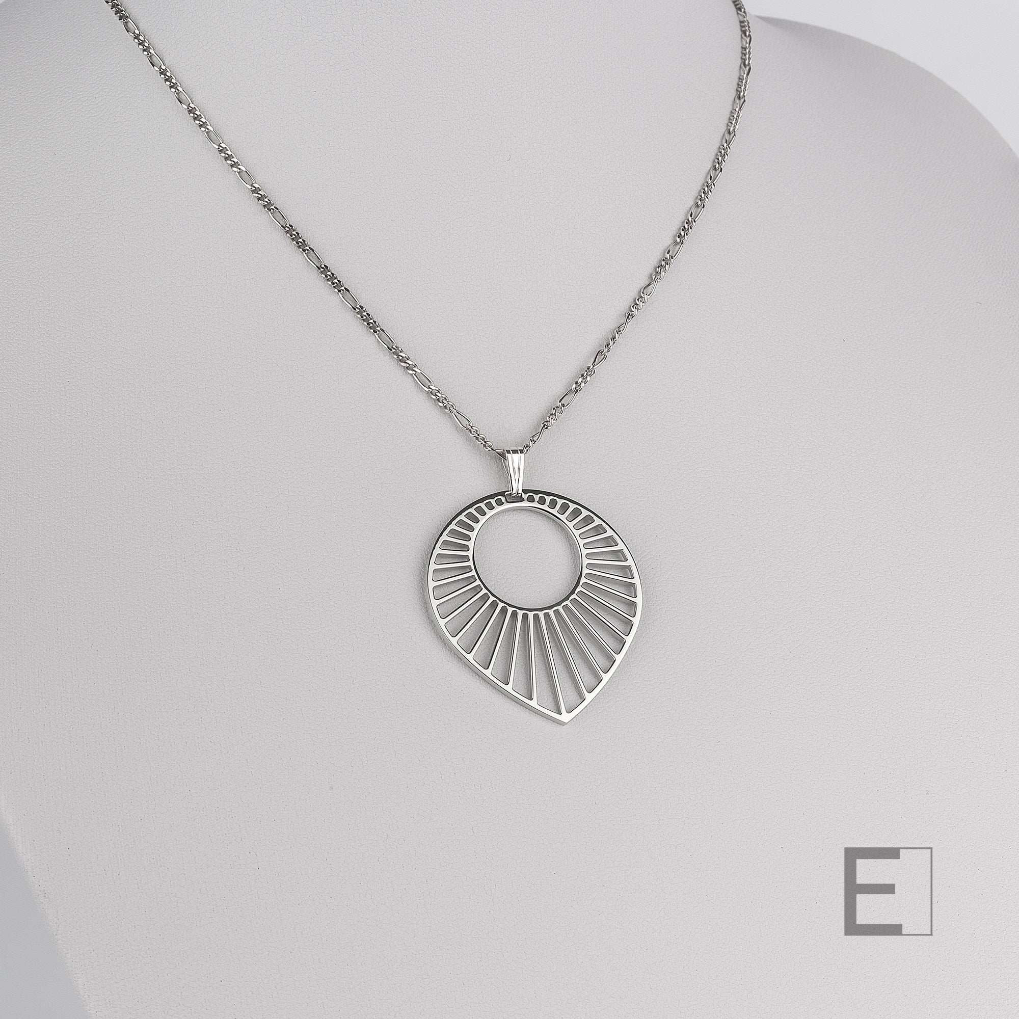 Collier Grand Soleil – vue détaillée du bijou artisanal Atelier-Émile