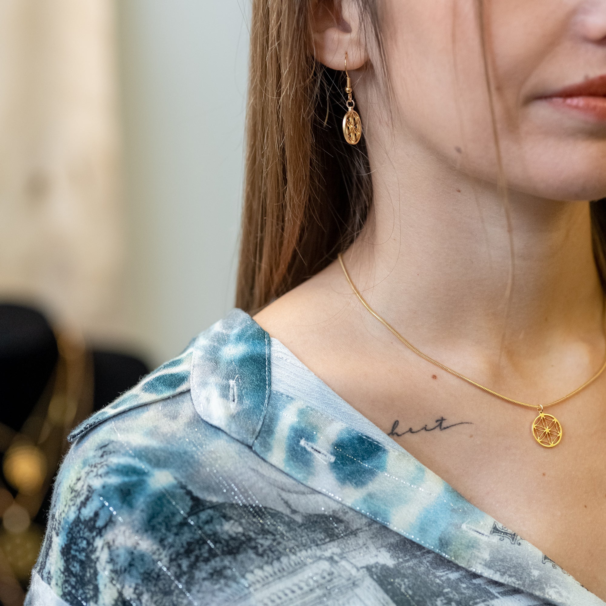 Collier Petite Fleur de Vie – vue détaillée du bijou artisanal Atelier-Émile