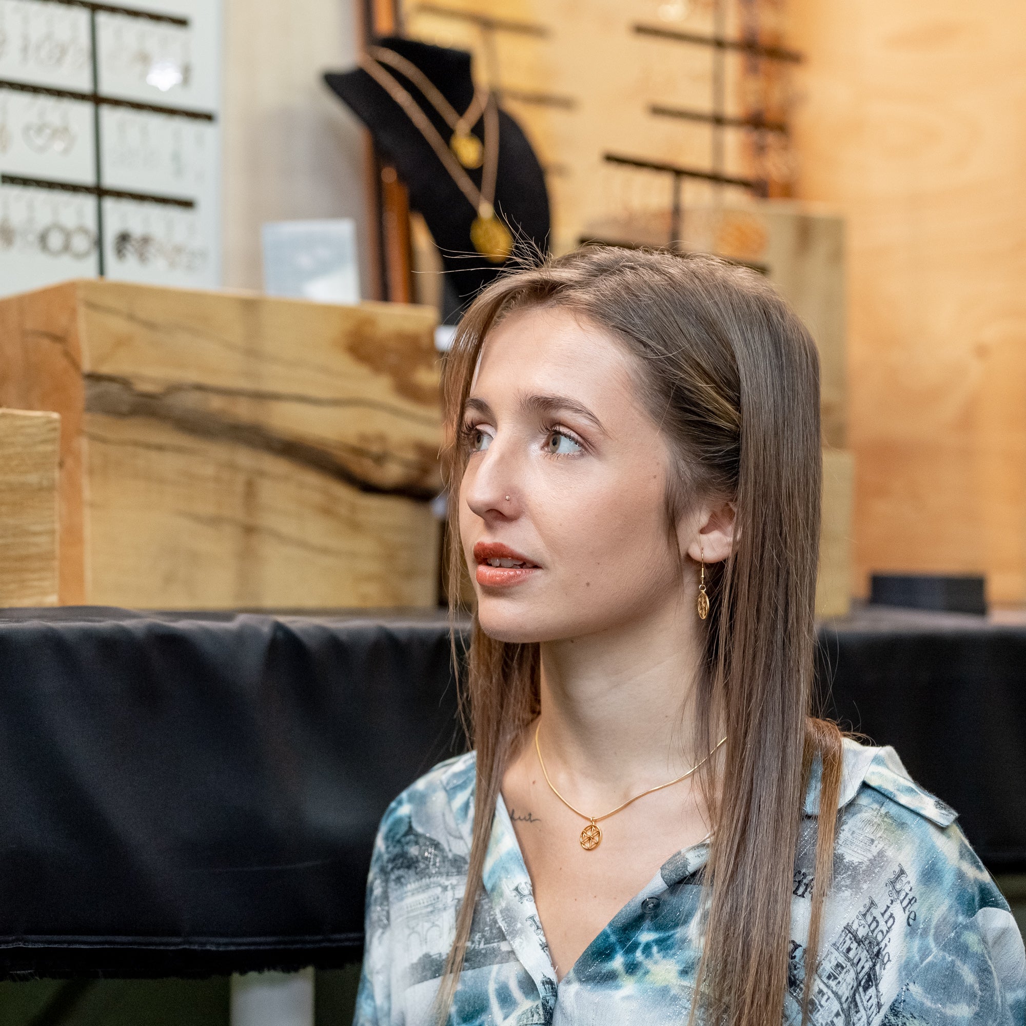 Collier Petite Fleur de Vie – vue détaillée du bijou artisanal Atelier-Émile