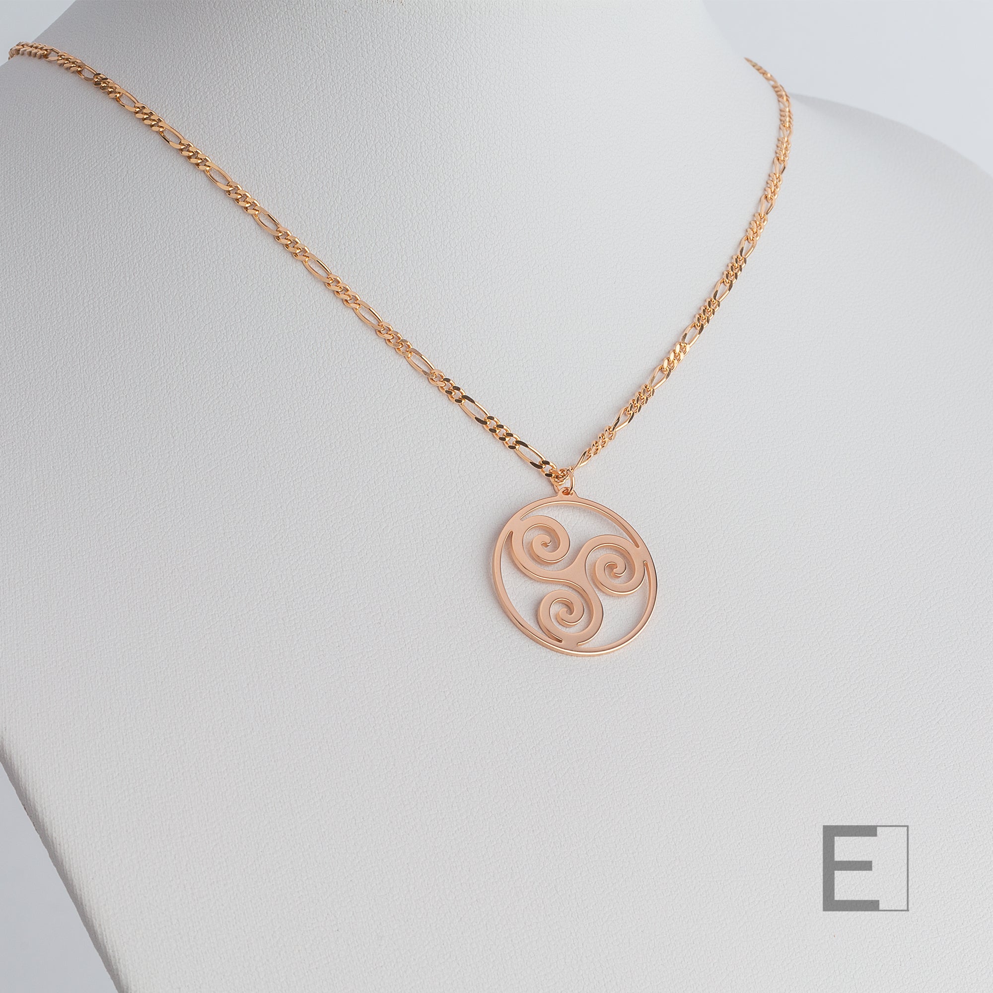 Collier Triskèle Spirale – vue détaillée du bijou artisanal Atelier-Émile