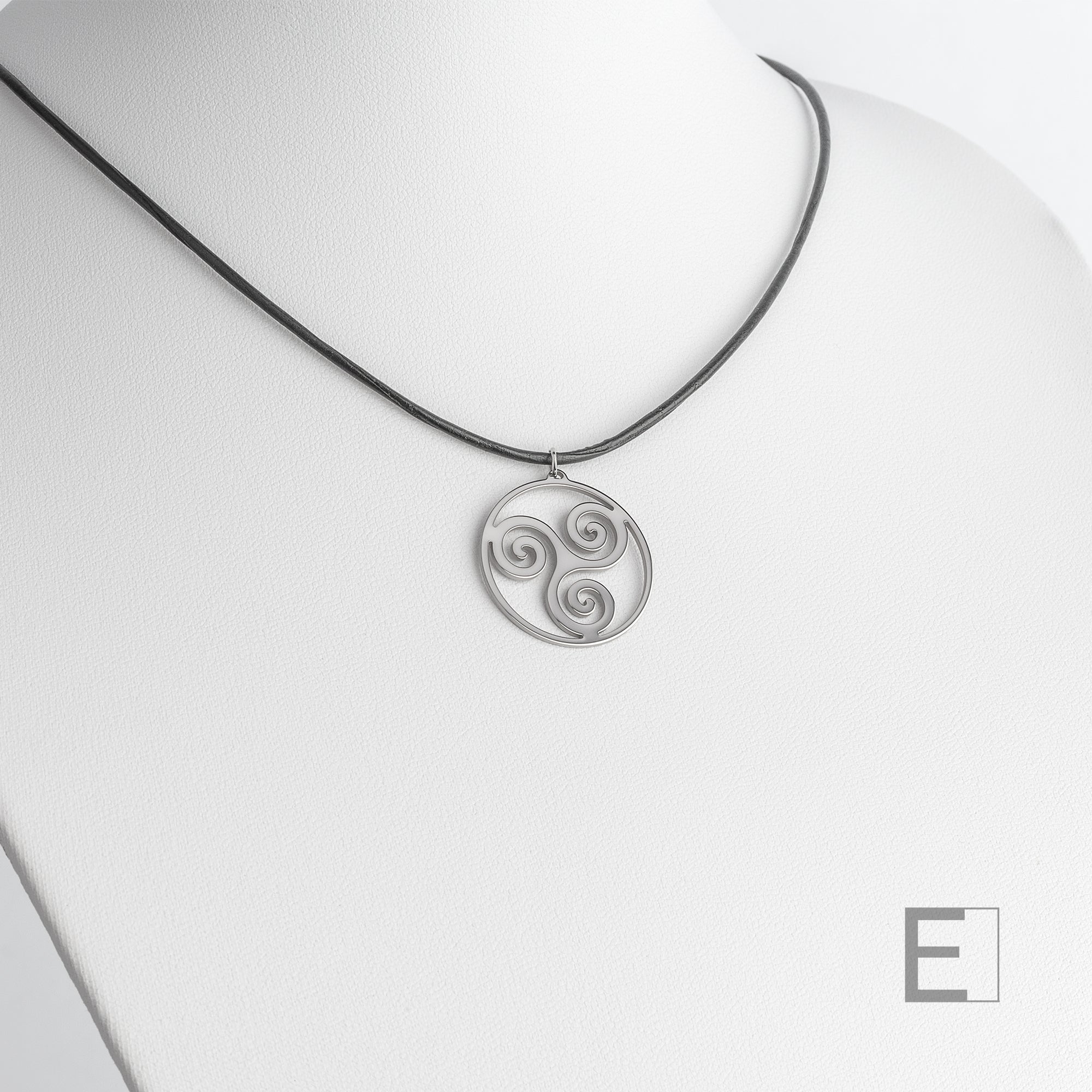Collier Triskèle Spirale – vue détaillée du bijou artisanal Atelier-Émile