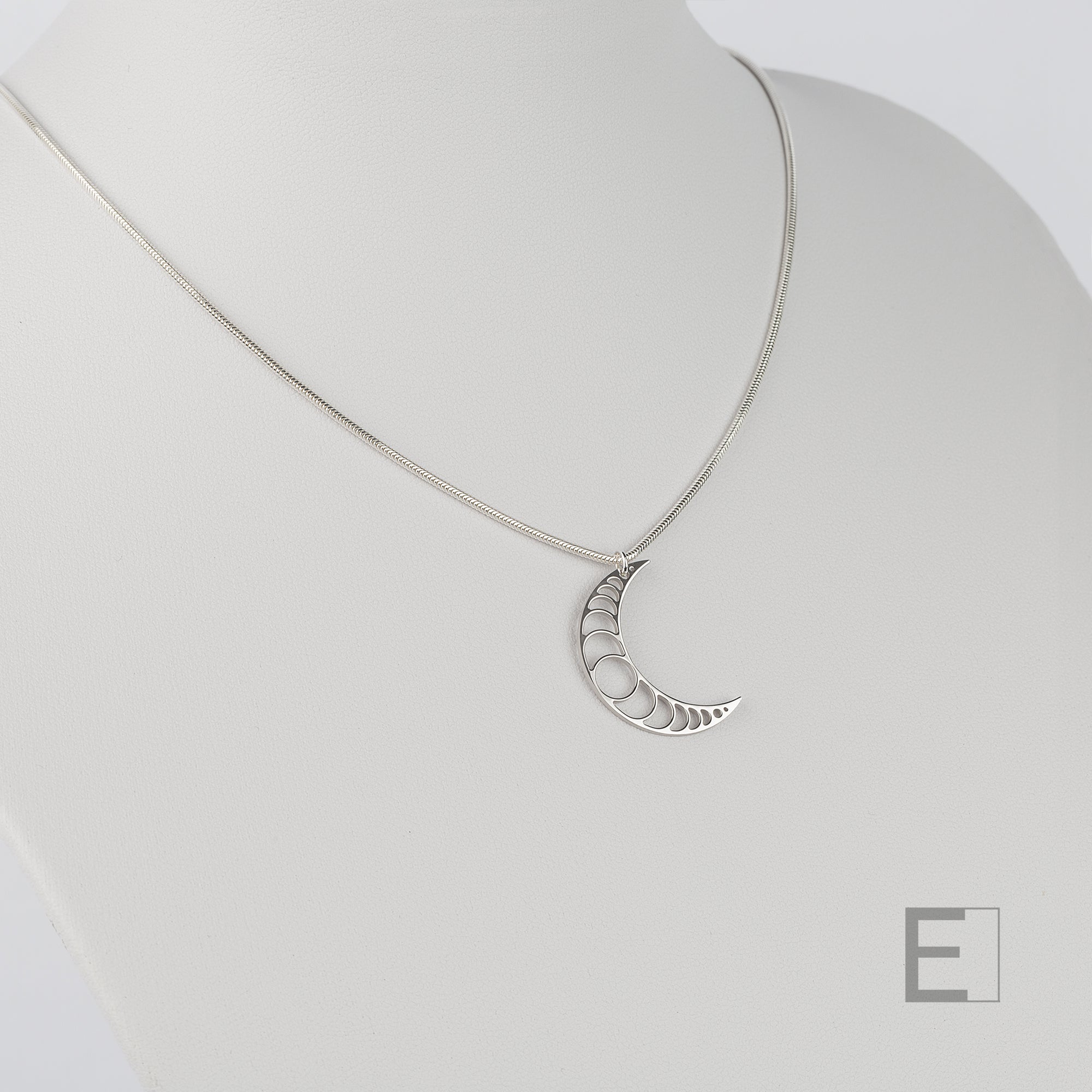 Collier Lune – vue détaillée du bijou artisanal Atelier-Émile