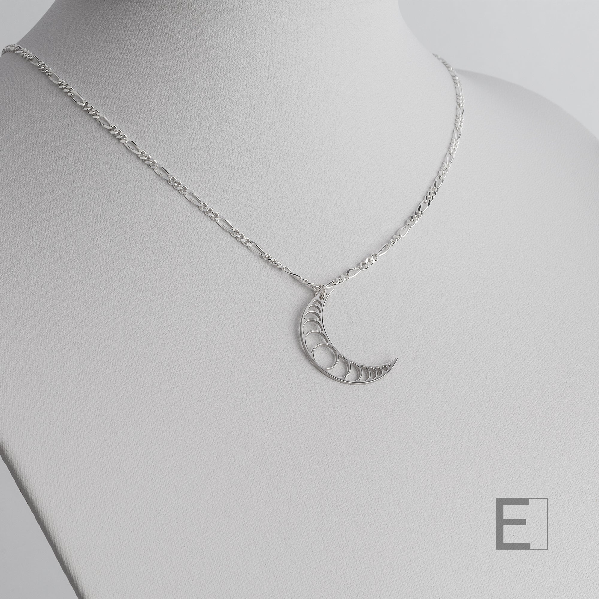 Collier Lune – vue détaillée du bijou artisanal Atelier-Émile