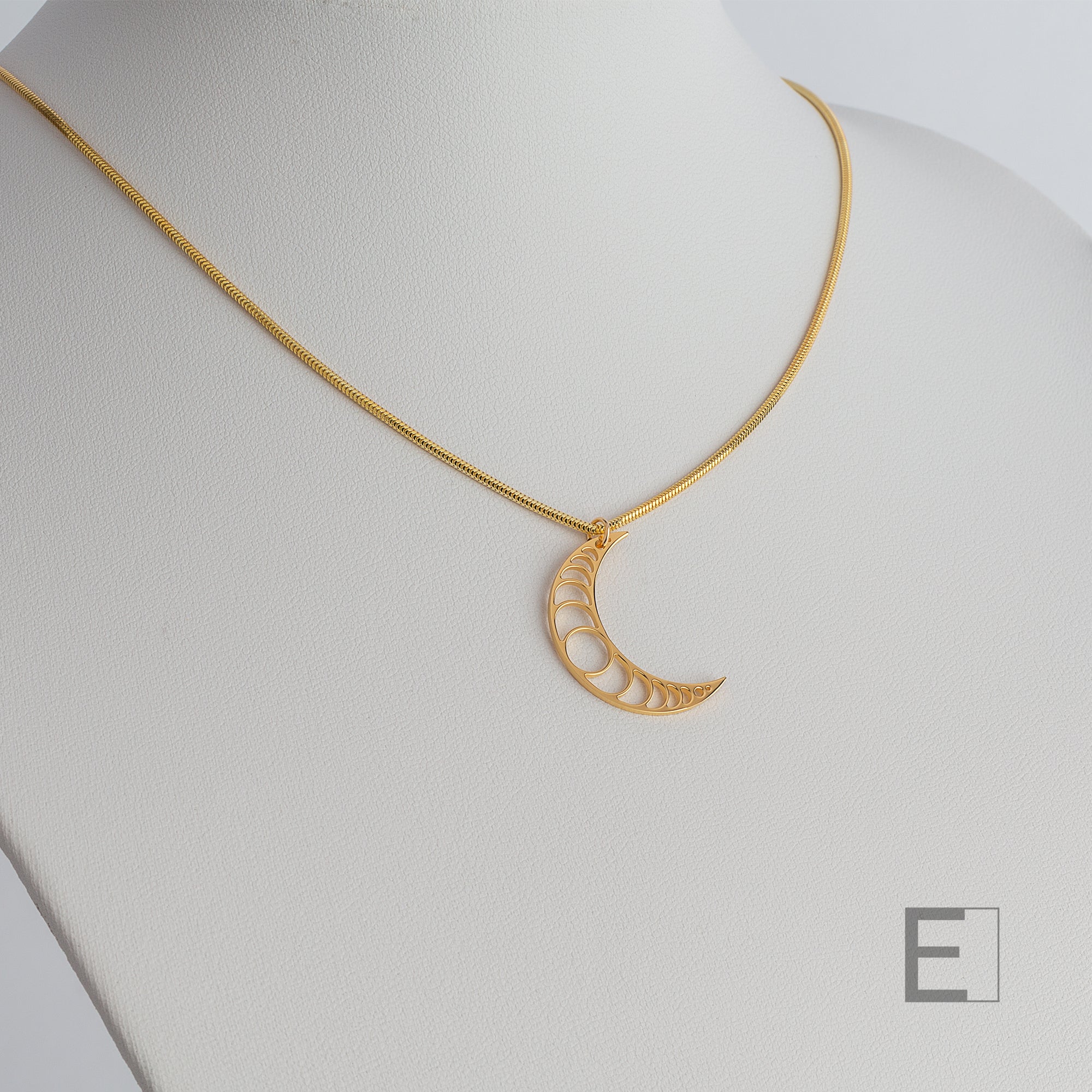Collier Lune – vue détaillée du bijou artisanal Atelier-Émile