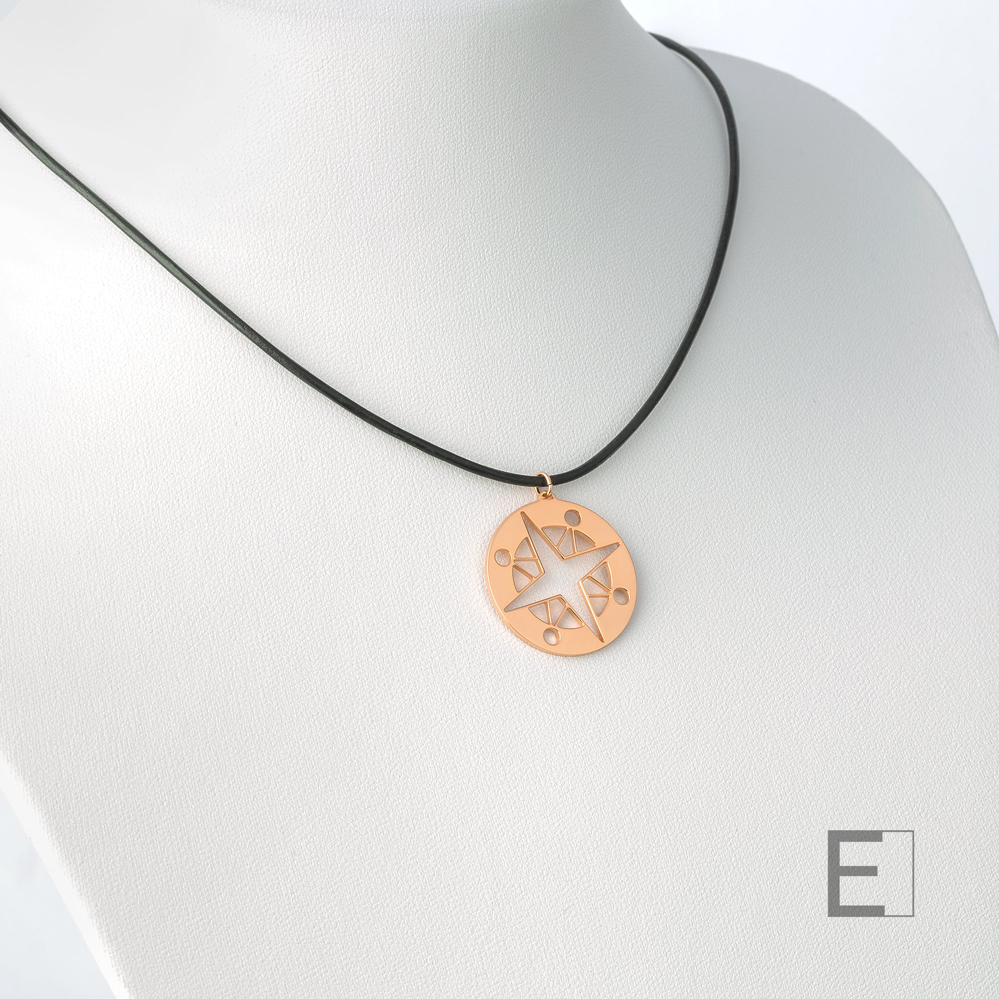 Collier Mandala Boussole – vue détaillée du bijou artisanal Atelier-Émile