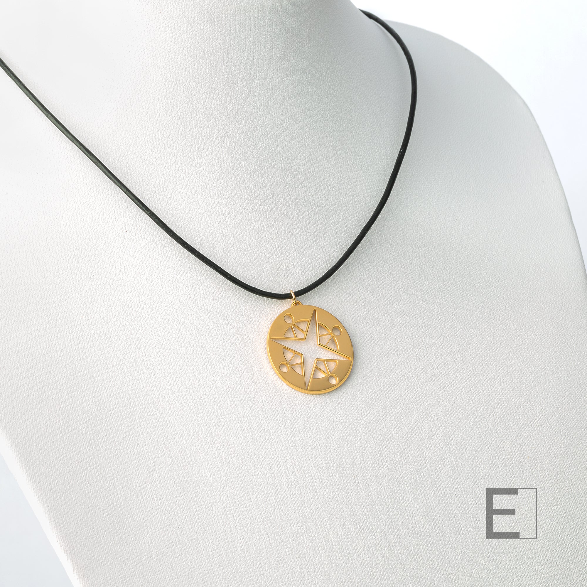 Collier Mandala Boussole – vue détaillée du bijou artisanal Atelier-Émile