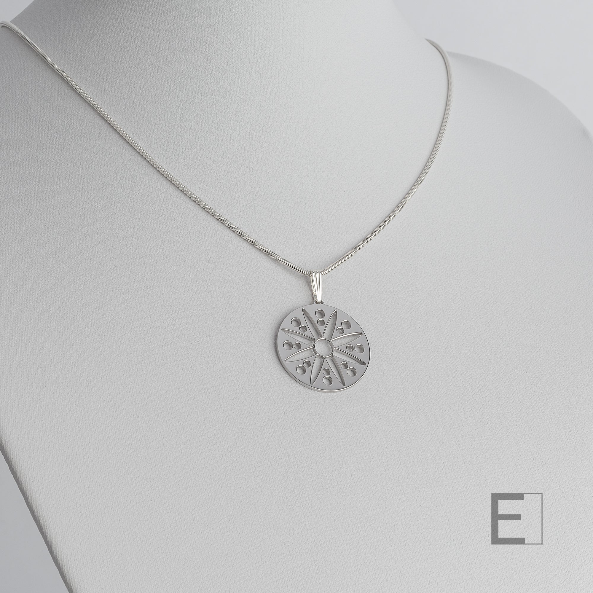 Collier Mandala Fleur – vue détaillée du bijou artisanal Atelier-Émile