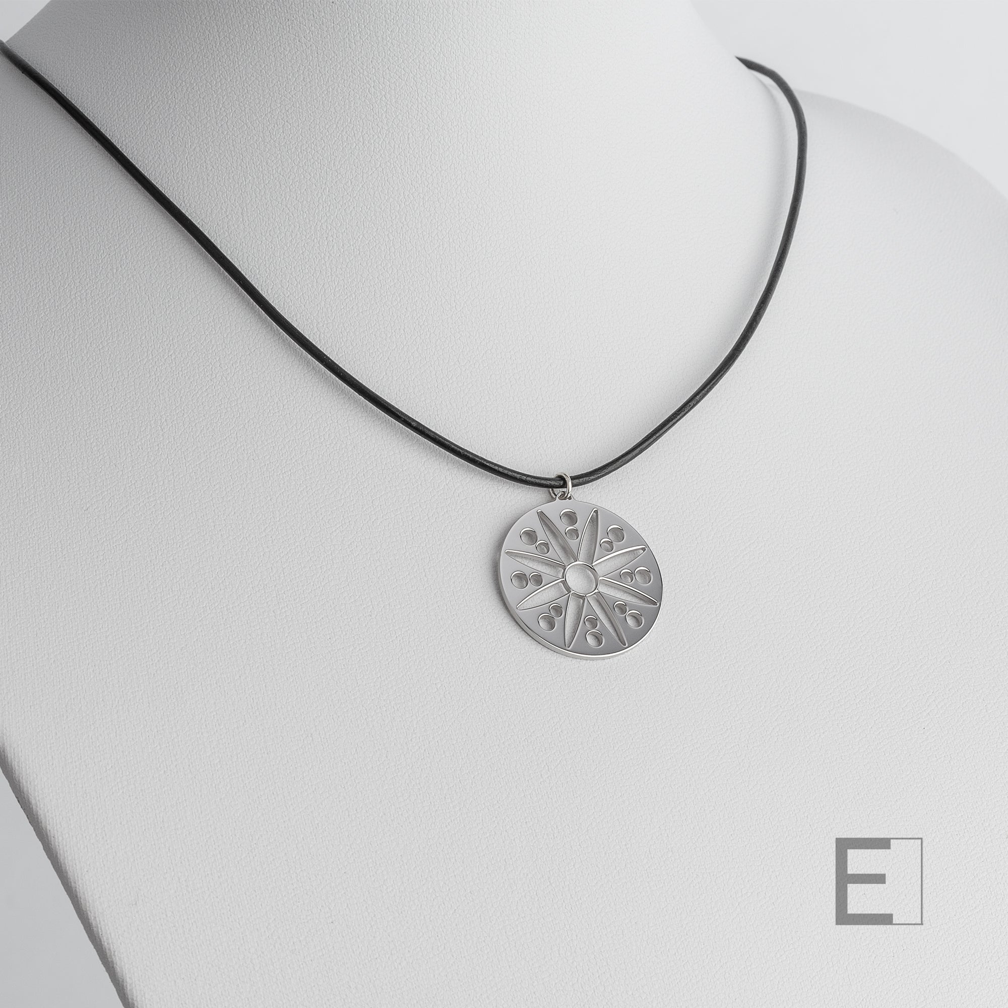 Collier Mandala Fleur – vue détaillée du bijou artisanal Atelier-Émile