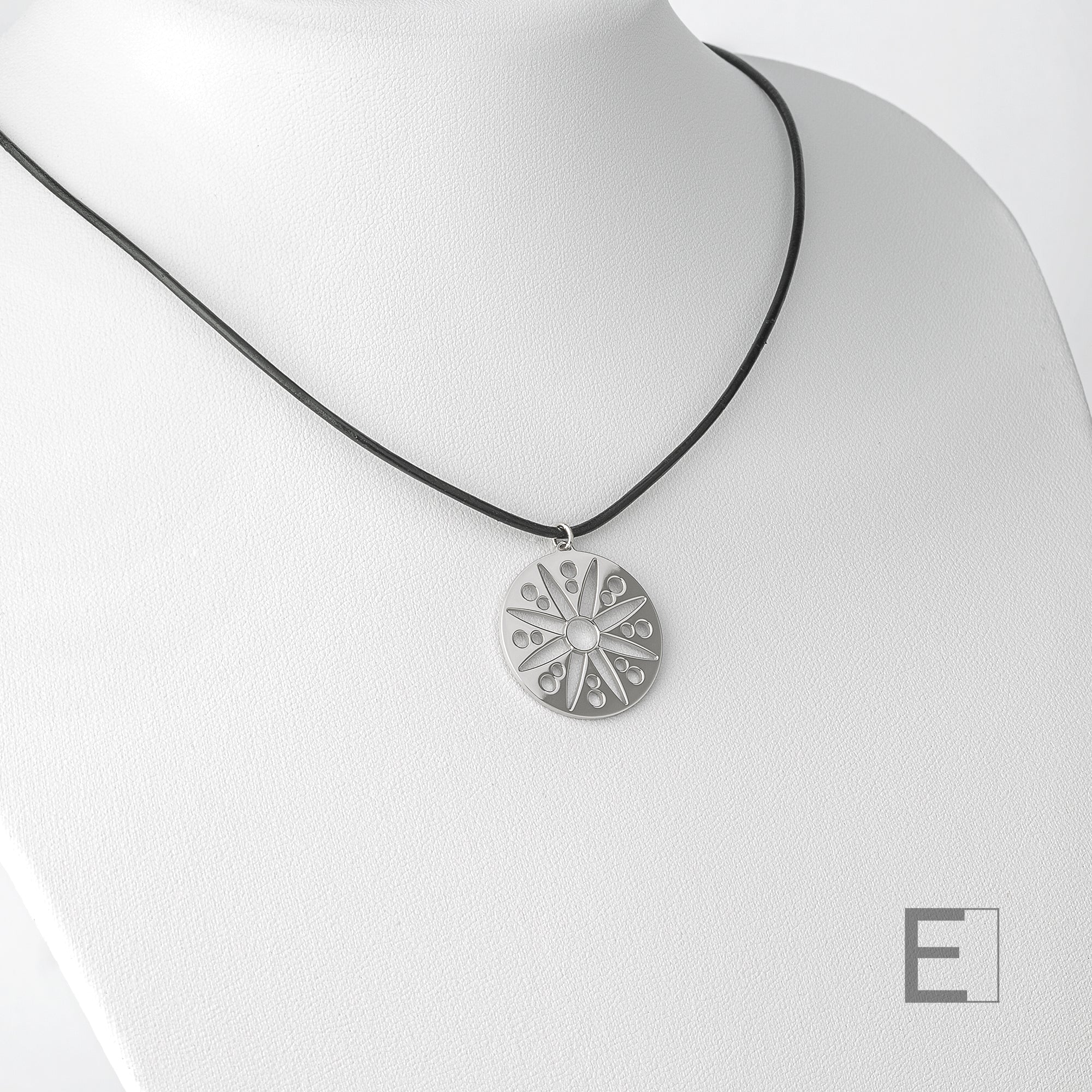 Collier Mandala Fleur – vue détaillée du bijou artisanal Atelier-Émile