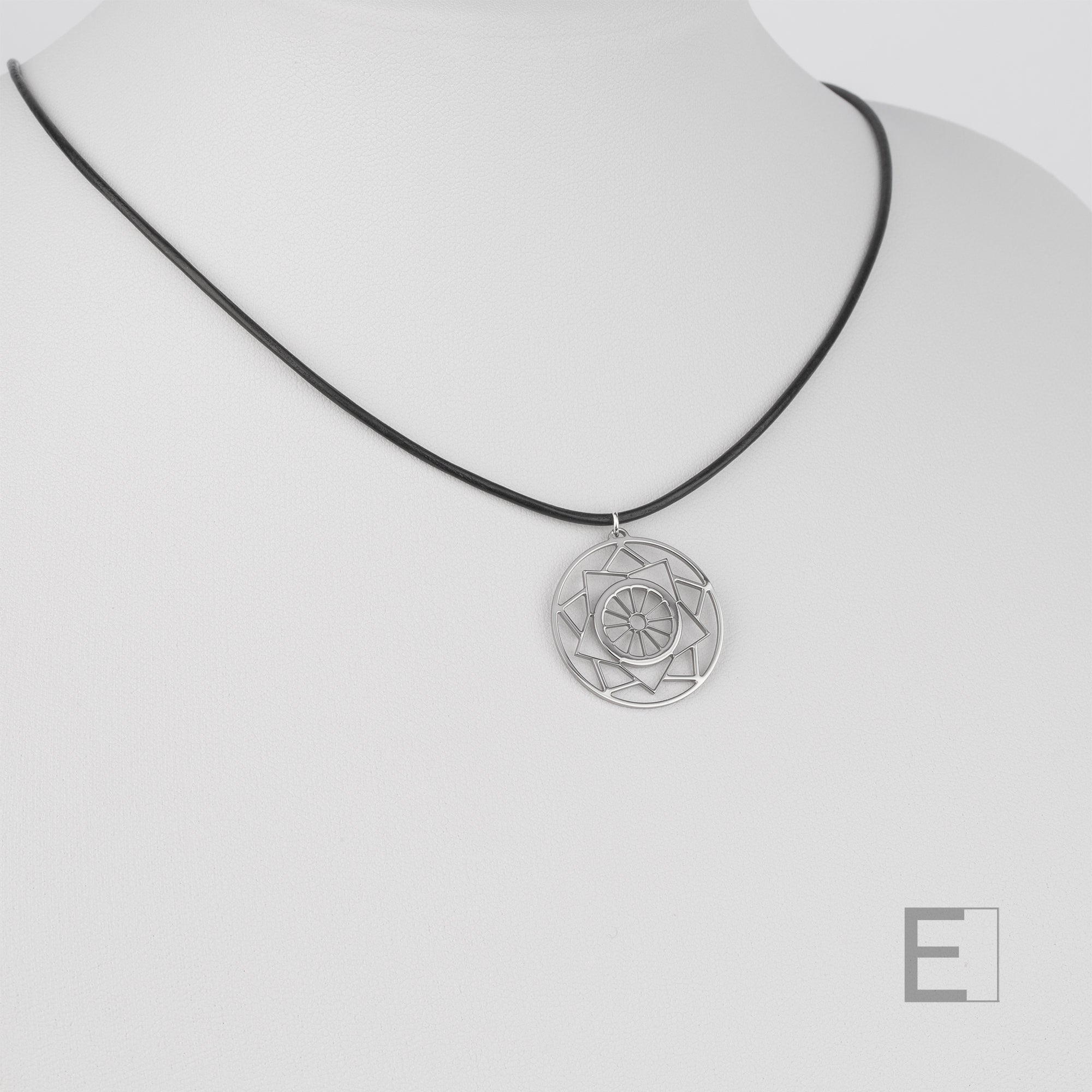 Collier Mandala Gouvernail – vue détaillée du bijou artisanal Atelier-Émile