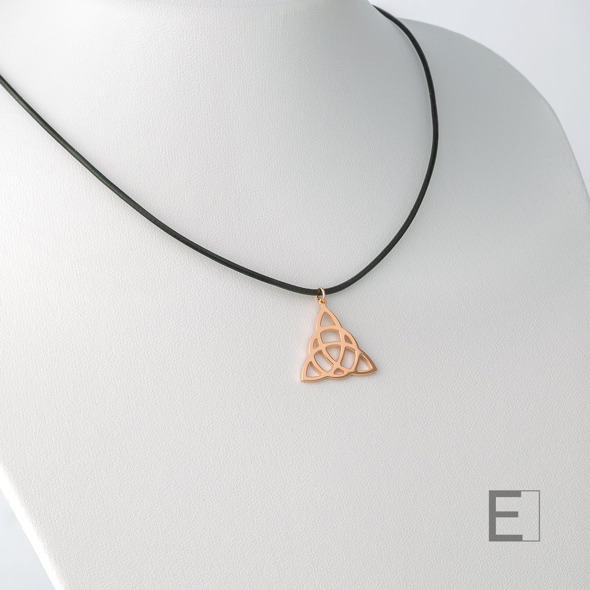 Collier Nœud Celtique – vue détaillée du bijou artisanal Atelier-Émile