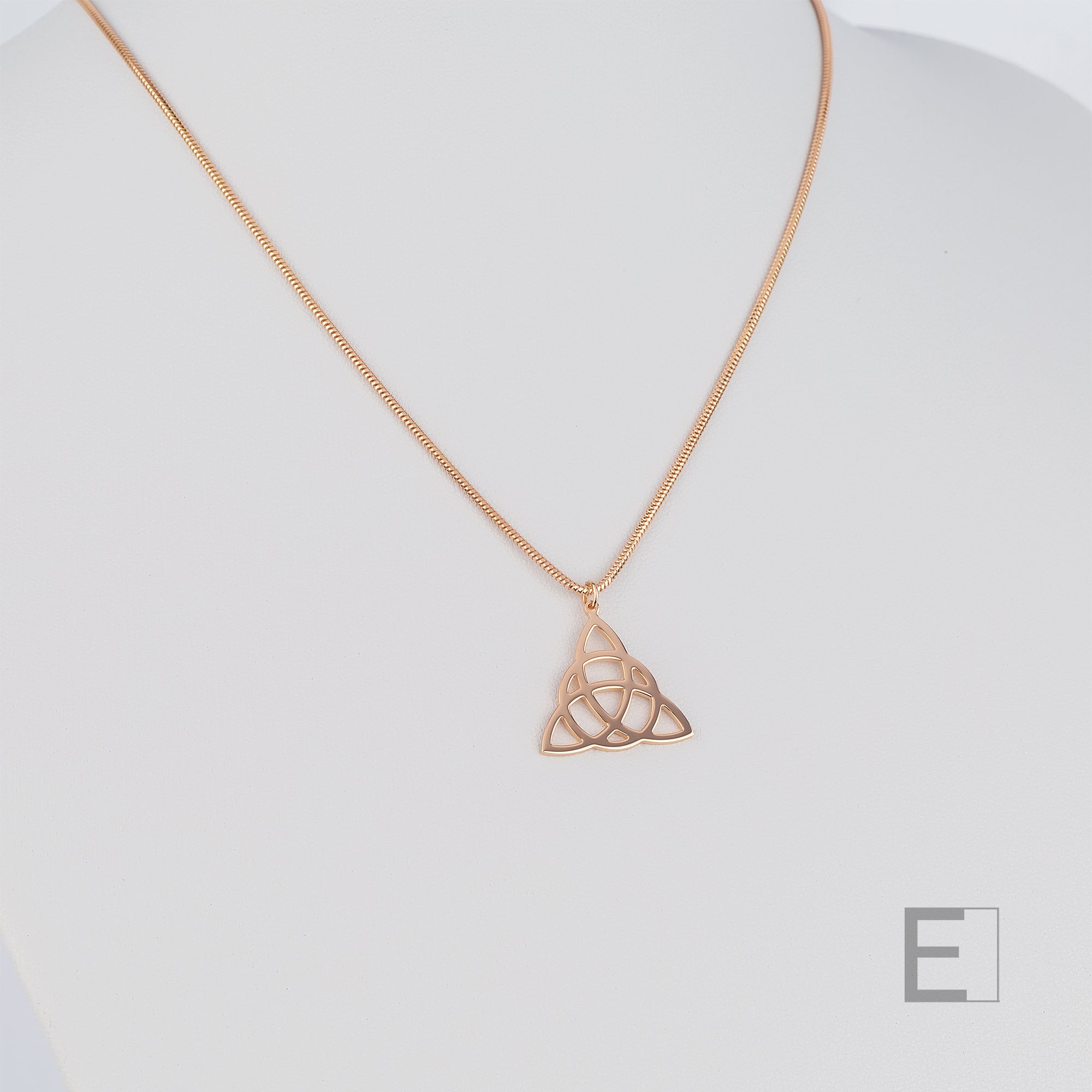 Collier Nœud Celtique – vue détaillée du bijou artisanal Atelier-Émile