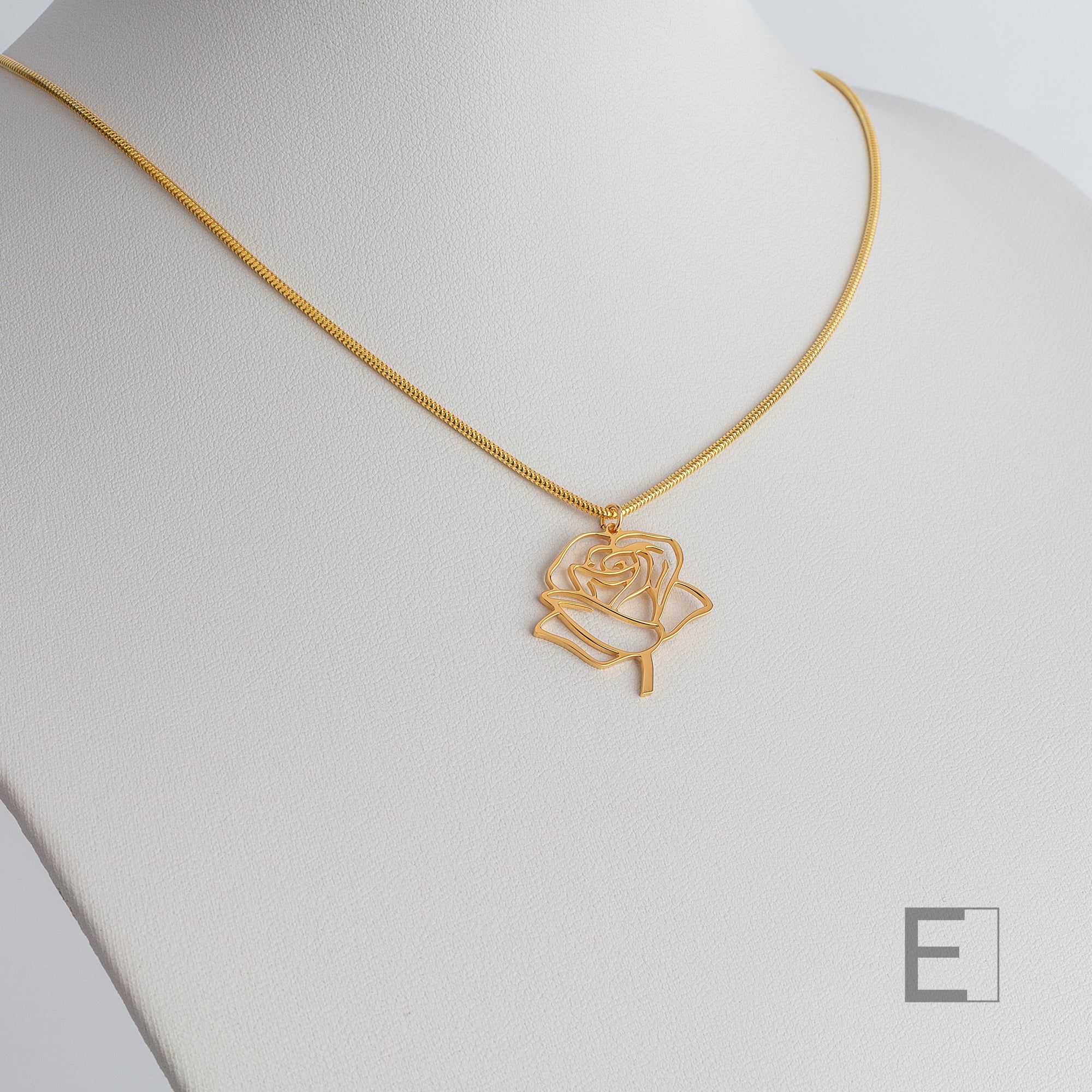 Collier Rose – vue détaillée du bijou artisanal Atelier-Émile