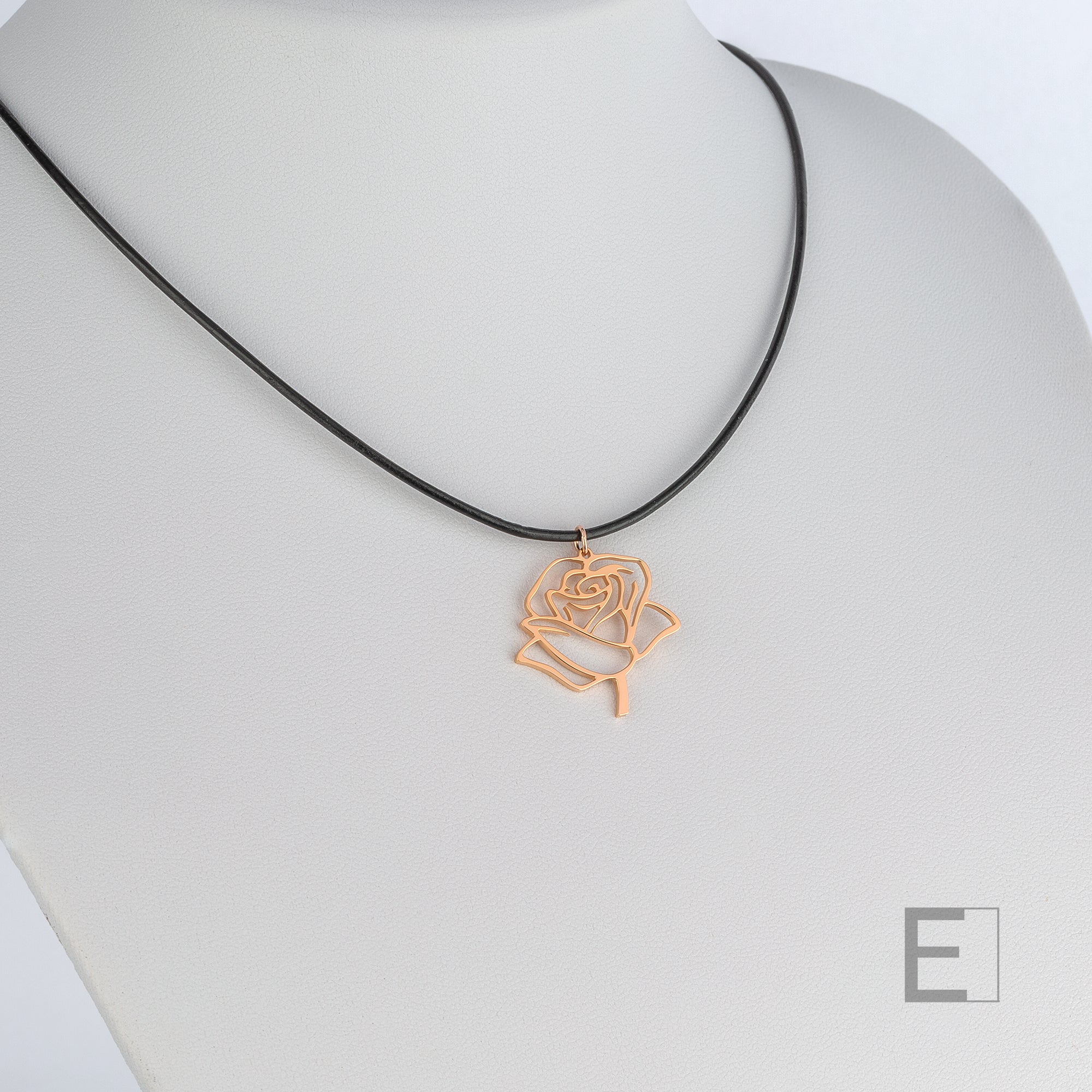Collier Rose – vue détaillée du bijou artisanal Atelier-Émile