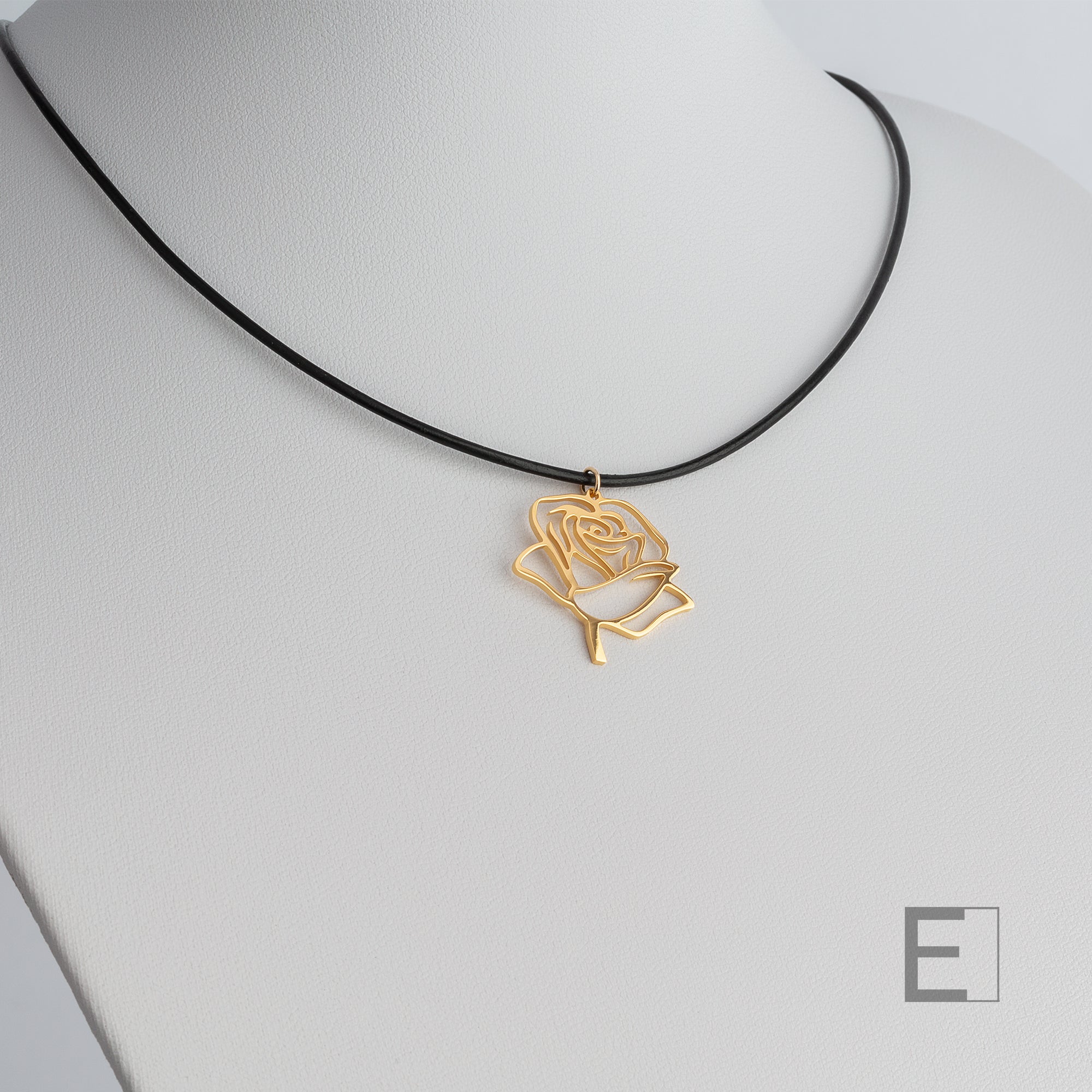Collier Rose – vue détaillée du bijou artisanal Atelier-Émile