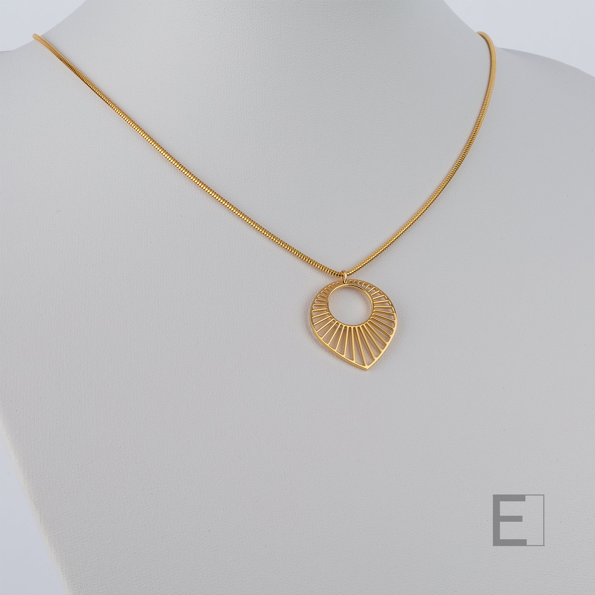 Collier Soleil – vue détaillée du bijou artisanal Atelier-Émile