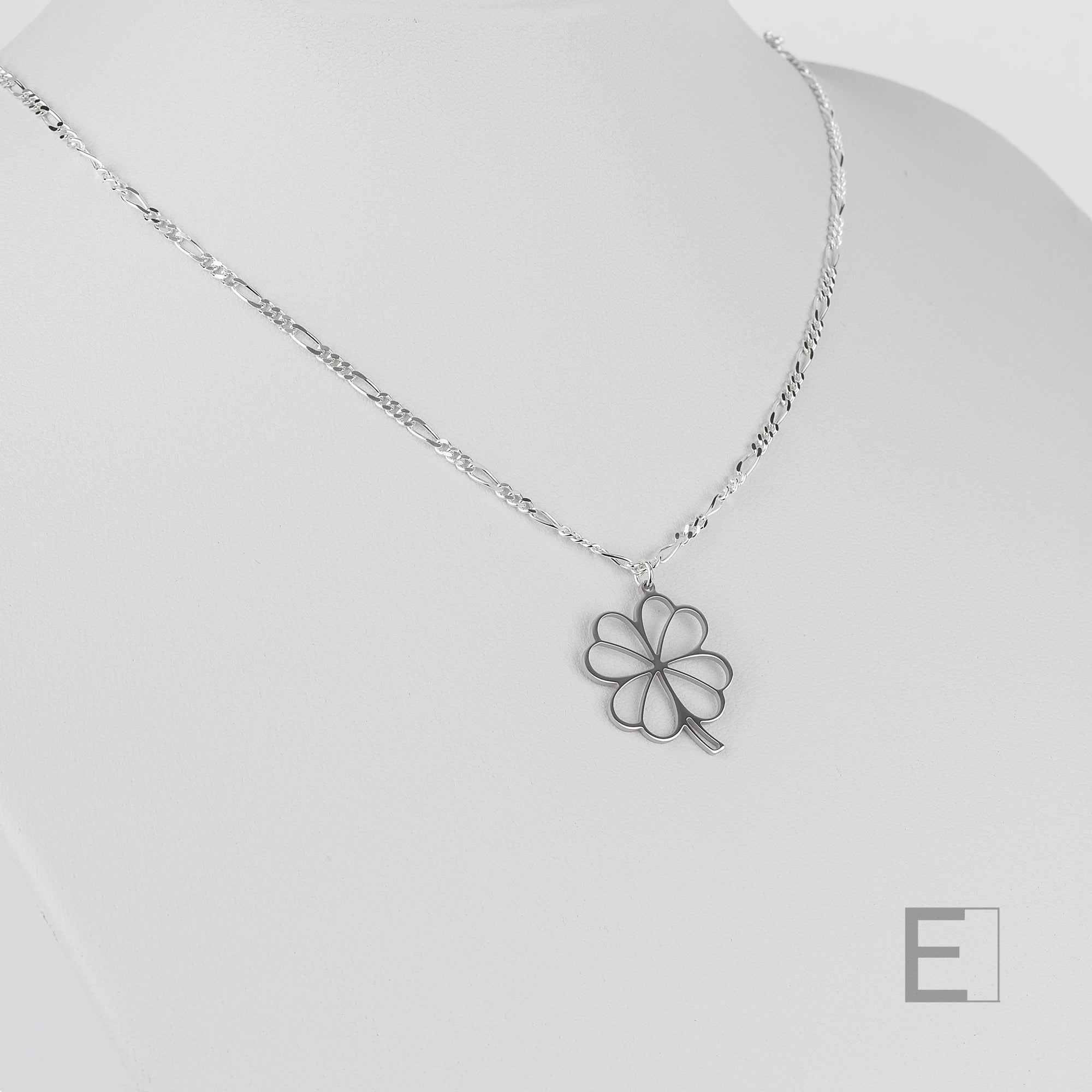 Collier Trèfle – vue détaillée du bijou artisanal Atelier-Émile