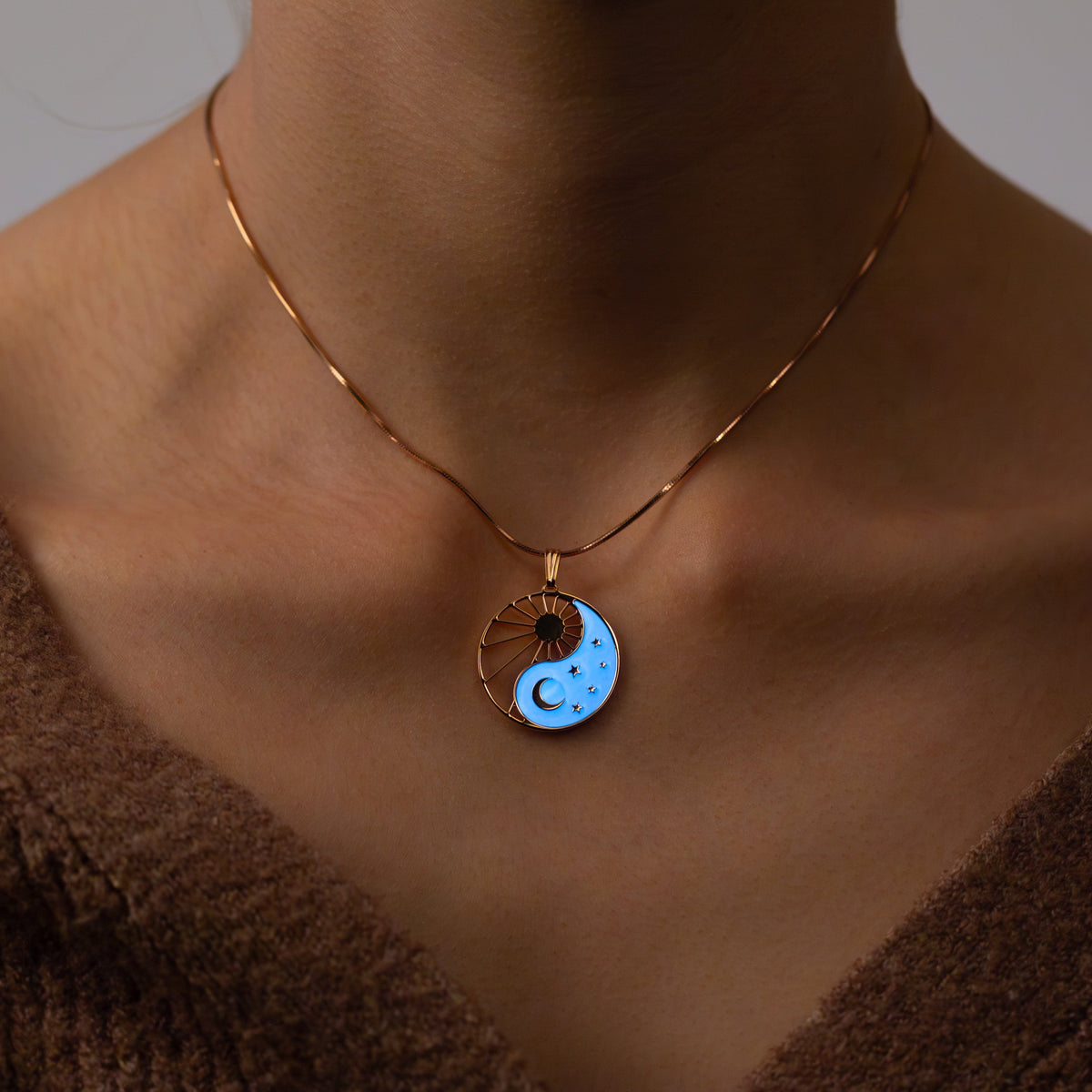 Collier Yin Yang Cosmique en plaqué or rose, laque rose, porté au cou, chaîne serpent – Atelier-Émile