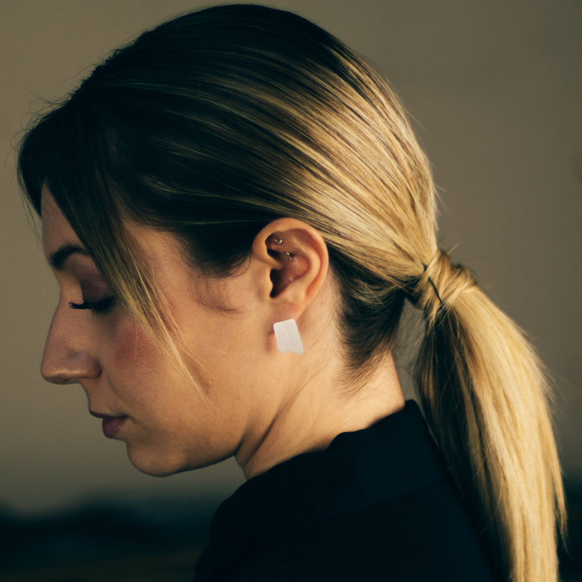 Boucles d’oreilles Contemplation I portées, vue 1 – Atelier-Émile