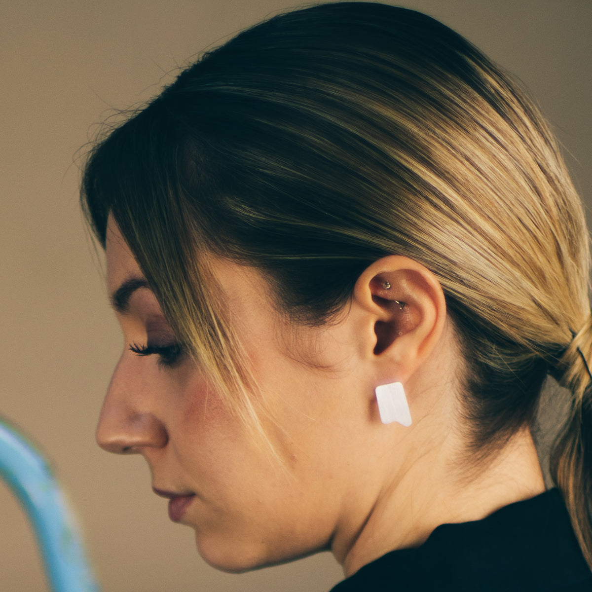Boucles d’oreilles Contemplation I portées, vue 2 – Atelier-Émile