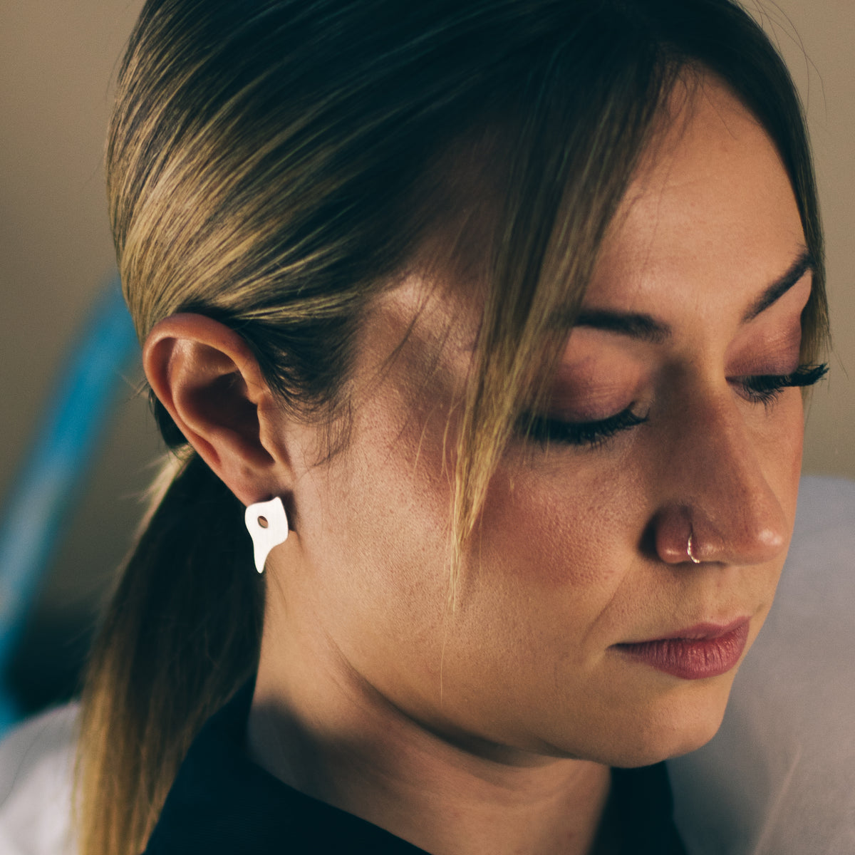 Boucles d’oreilles Contemplation III portées, vue 3 – Atelier-Émile