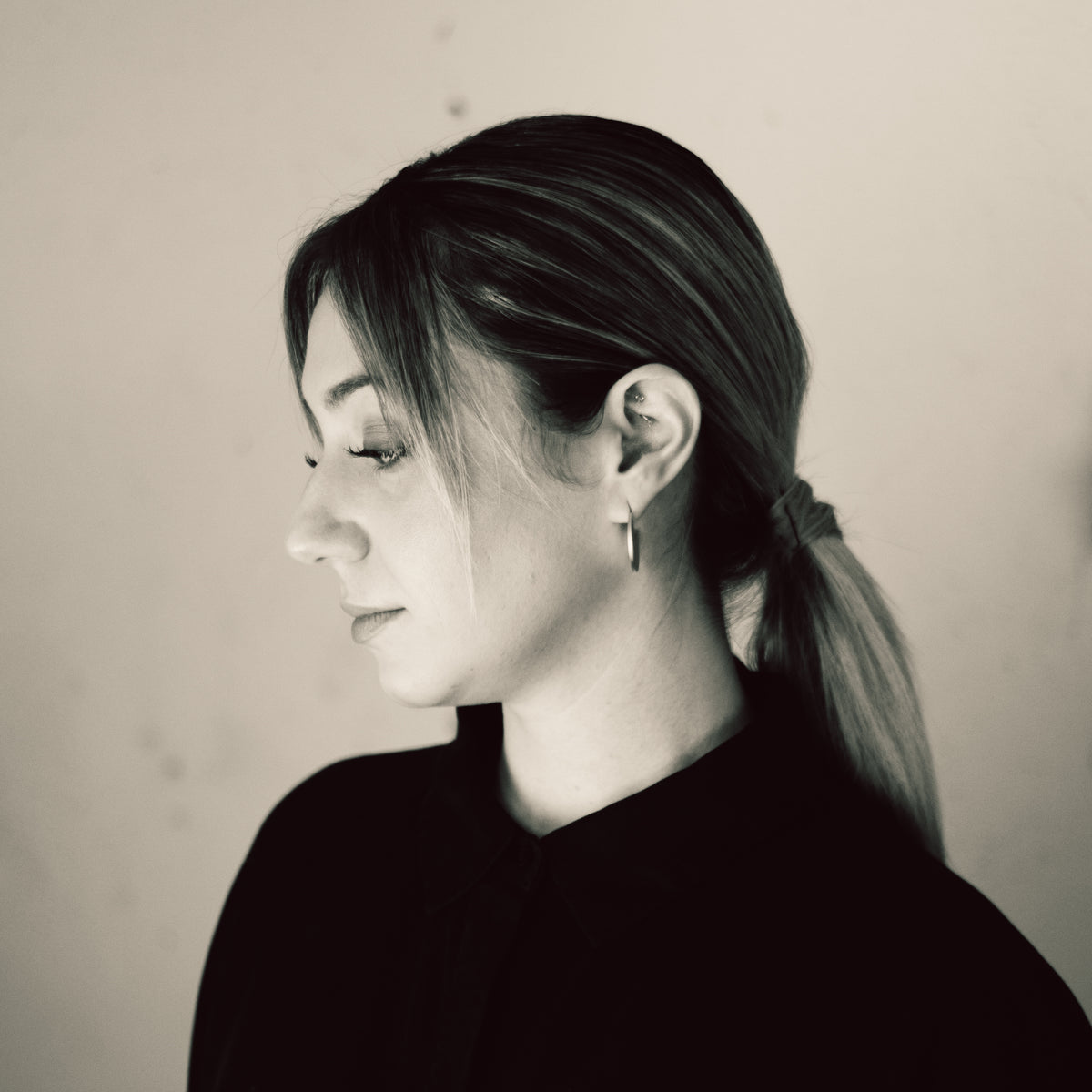 Boucles d’oreilles Euclide I portées, vue 4 – Atelier-Émile