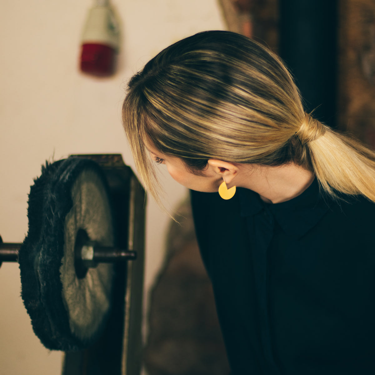 Boucles d’oreilles Euclide I portées, vue de détail – Atelier-Émile
