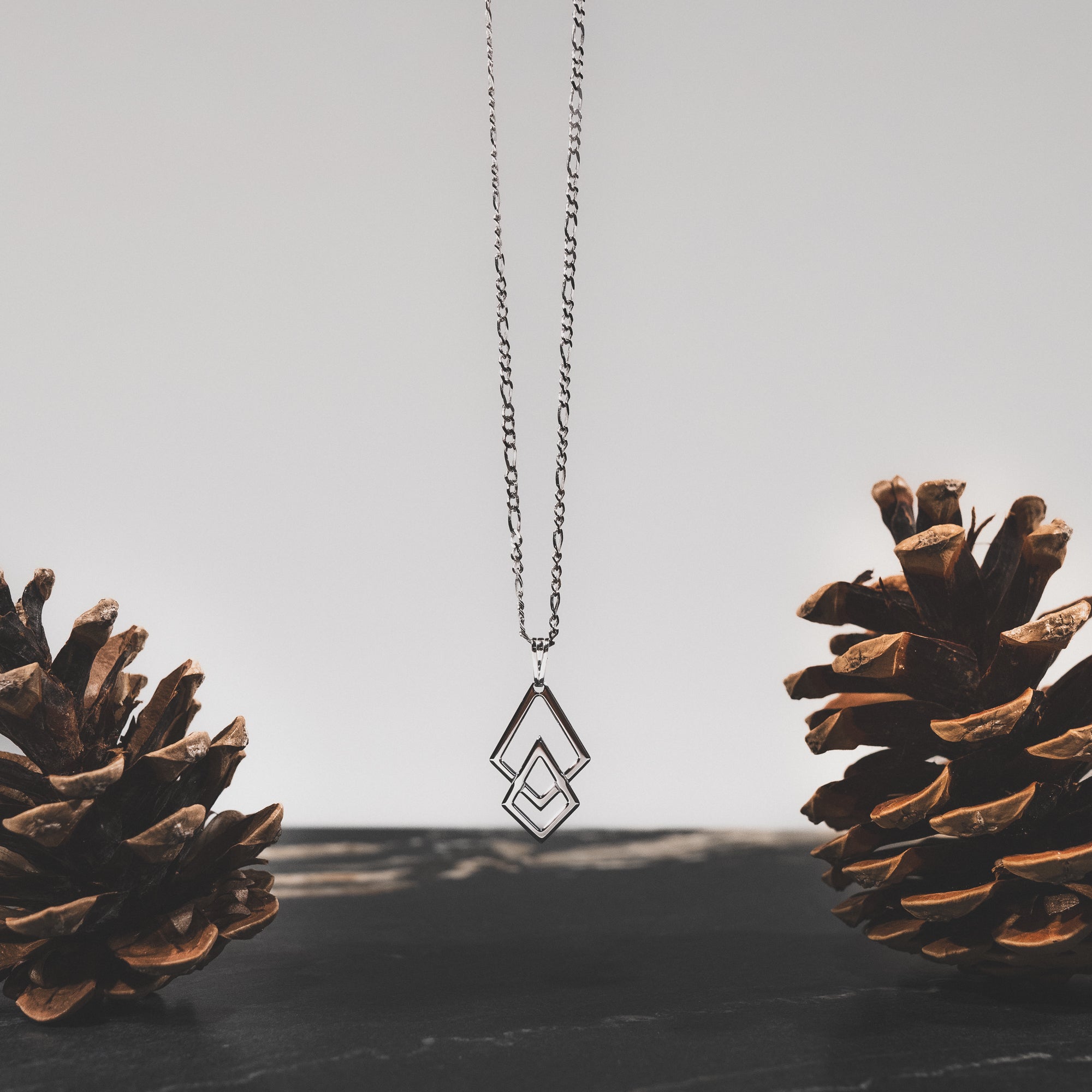Collier Geminae – vue détaillée du bijou artisanal Atelier-Émile