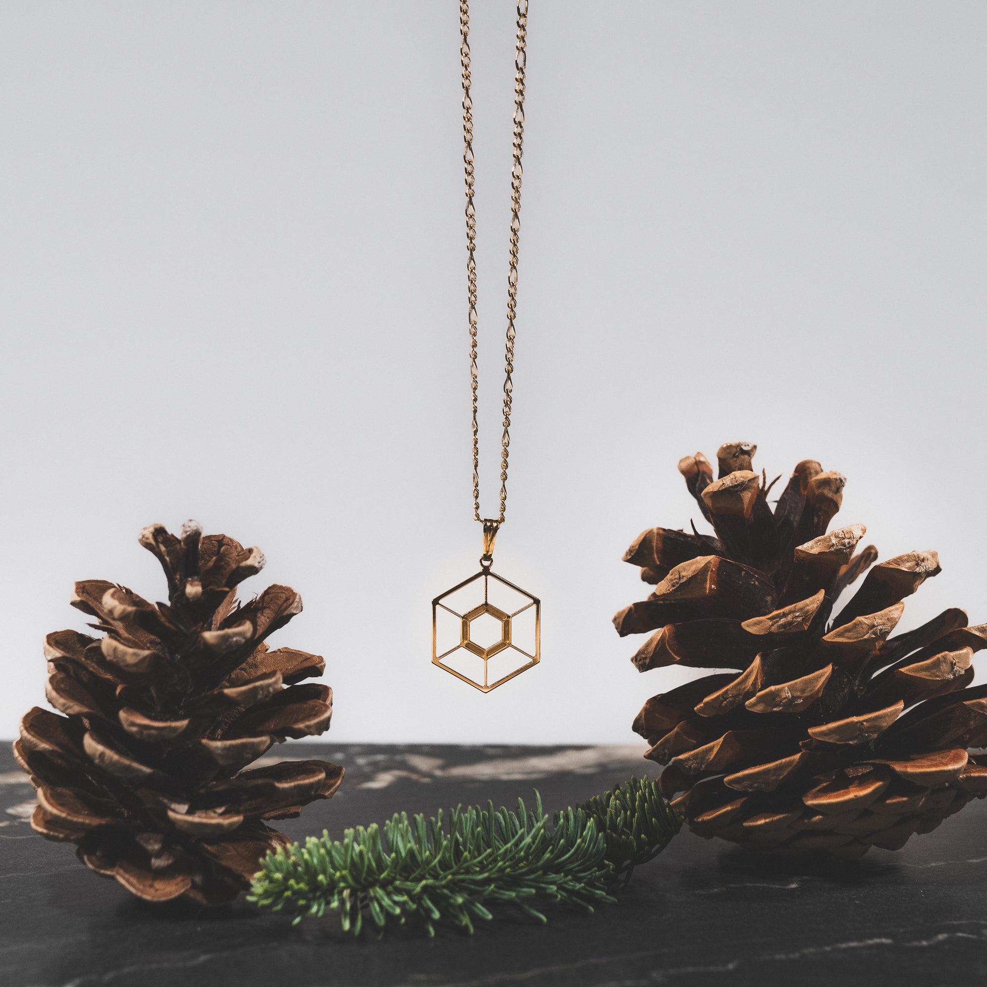 Collier Hexaluna – vue détaillée du bijou artisanal Atelier-Émile