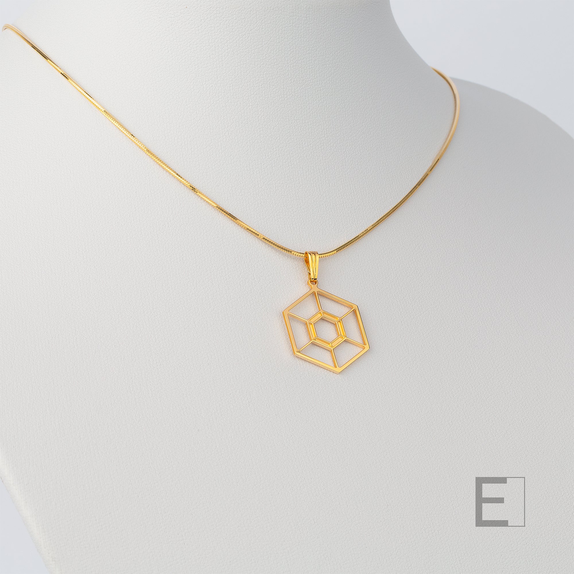Collier Hexaluna – vue détaillée du bijou artisanal Atelier-Émile