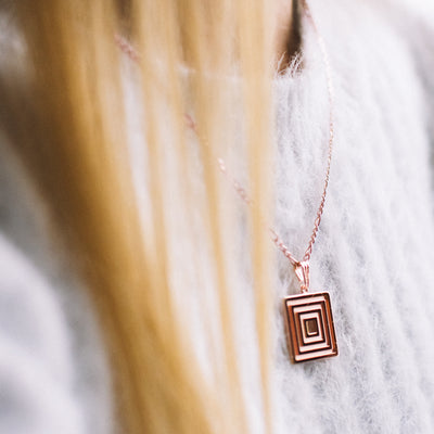 Collier Quadra Lumina – vue principale du bijou artisanal Atelier-Émile