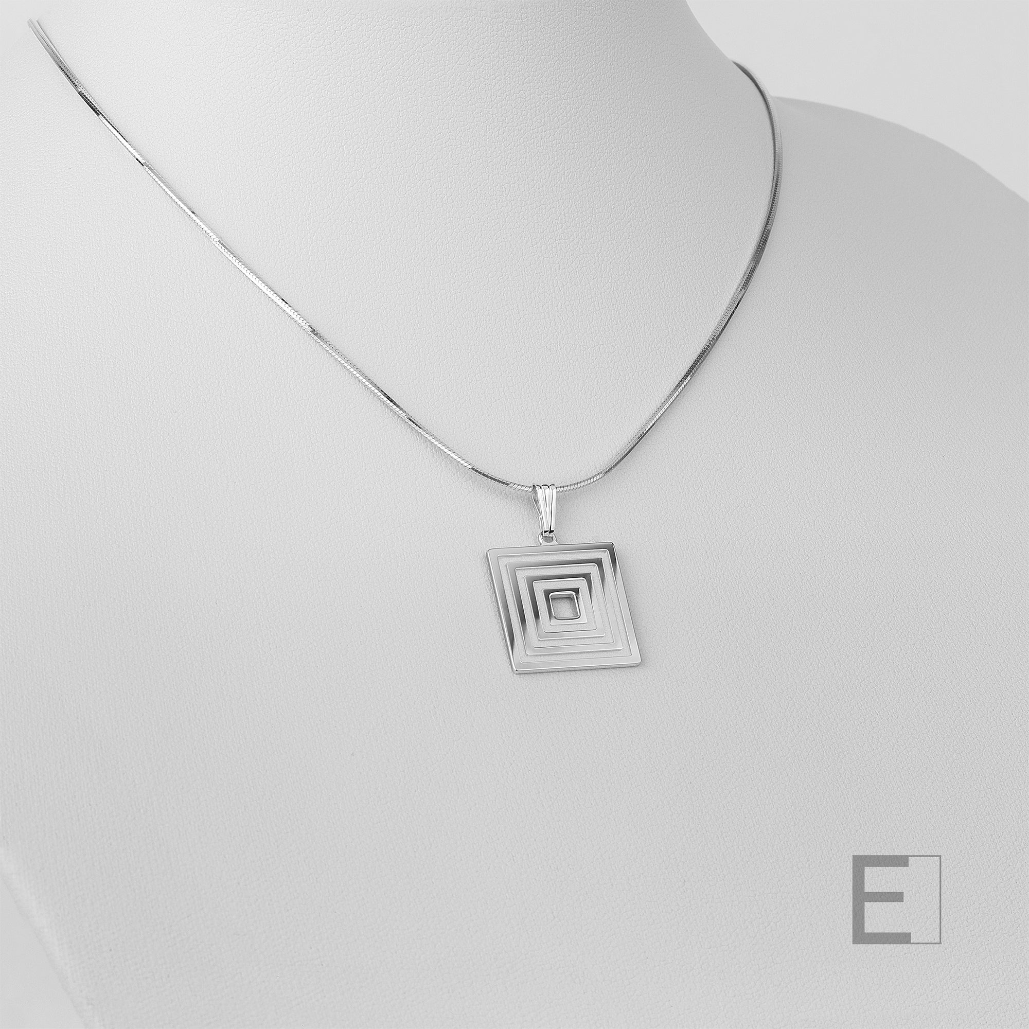 Collier Quadra Lumina – vue détaillée du bijou artisanal Atelier-Émile