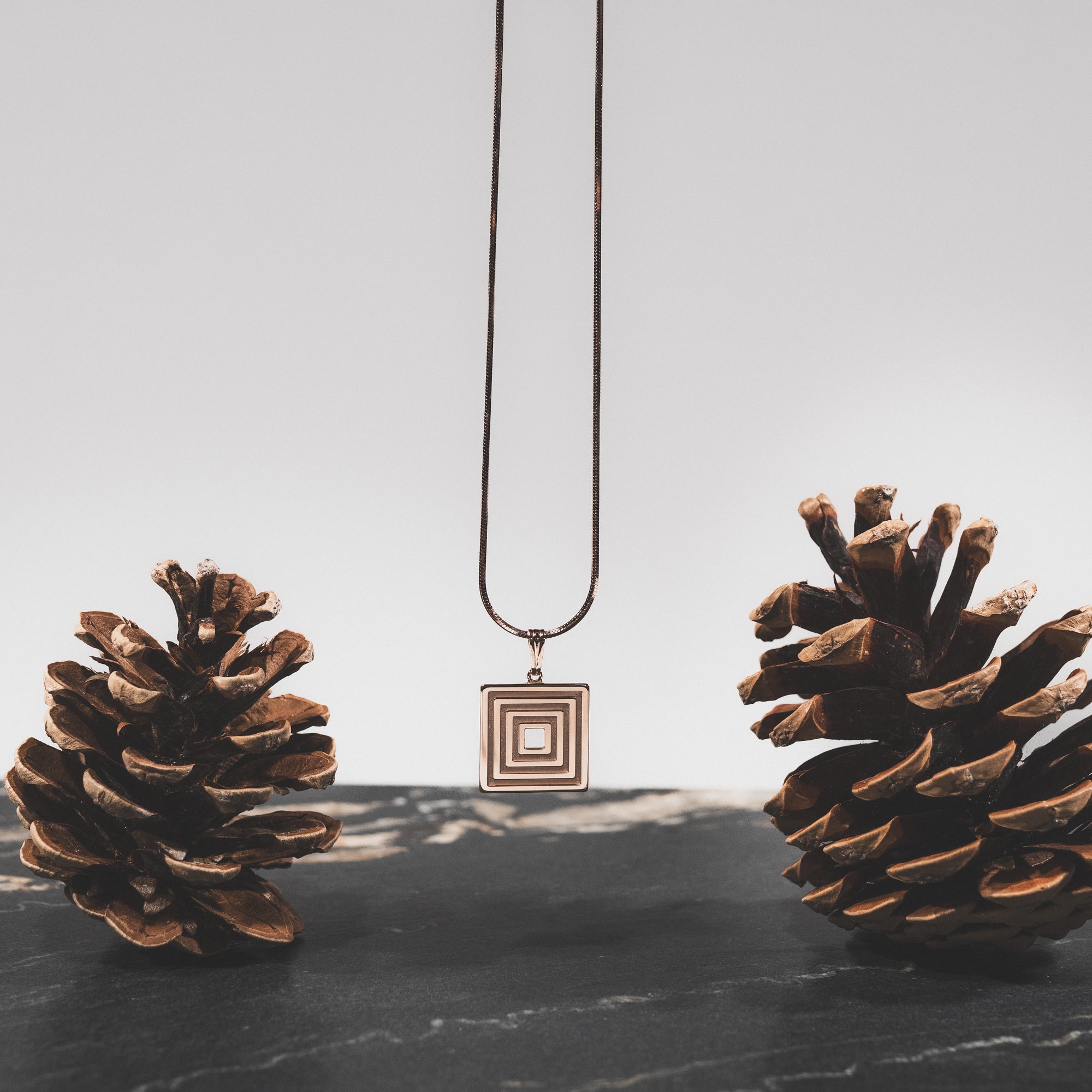 Collier Quadra Lumina – vue détaillée du bijou artisanal Atelier-Émile