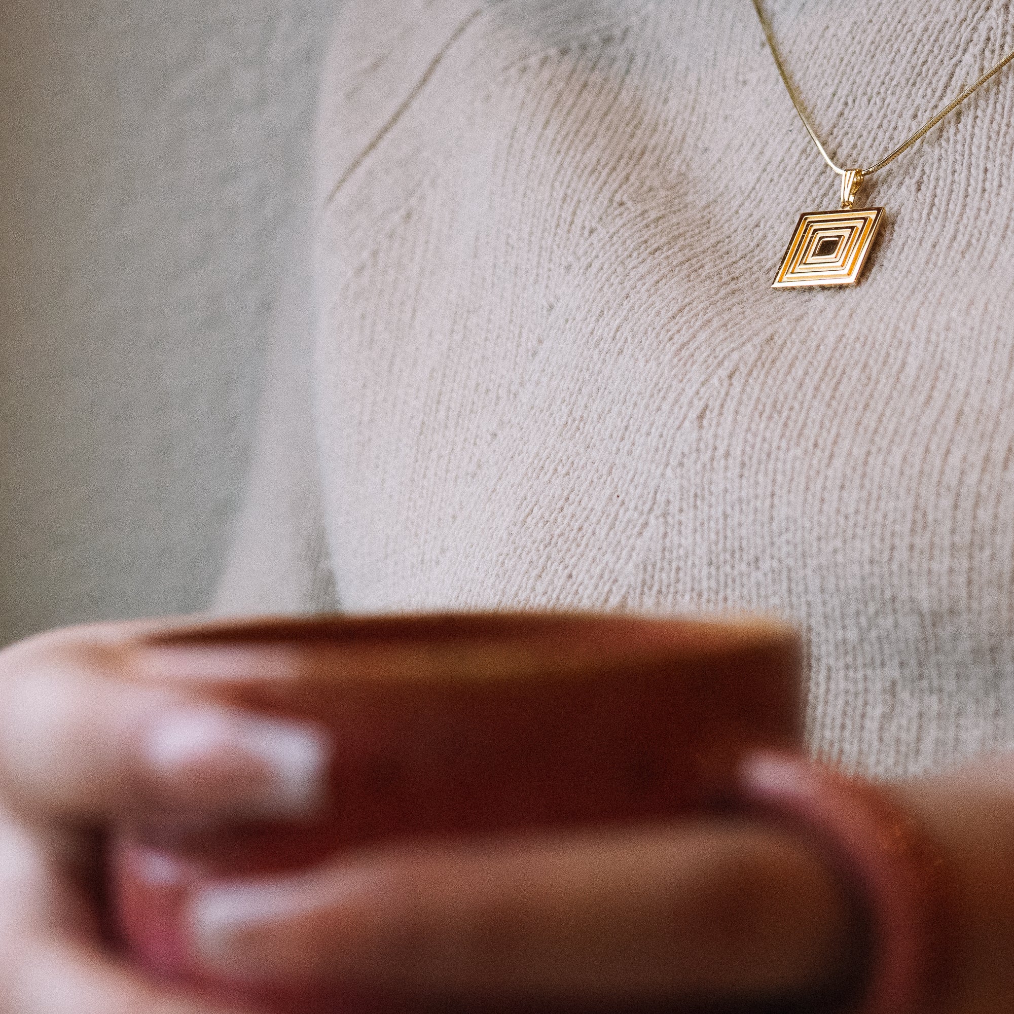 Collier Quadra Lumina – vue détaillée du bijou artisanal Atelier-Émile