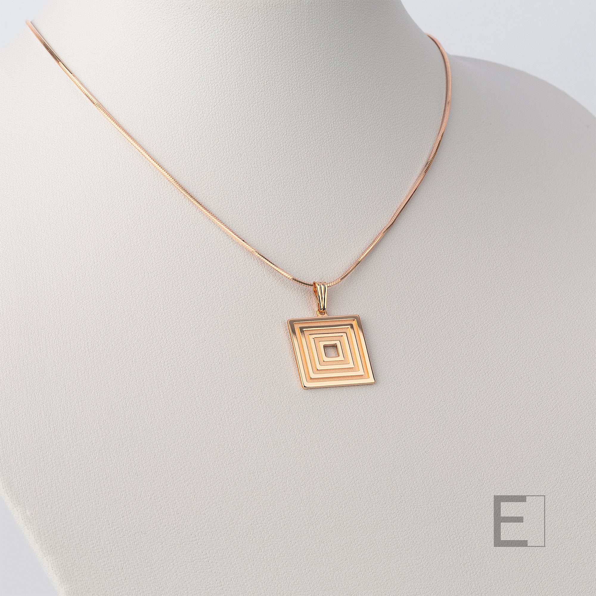 Collier Quadra Lumina – vue détaillée du bijou artisanal Atelier-Émile