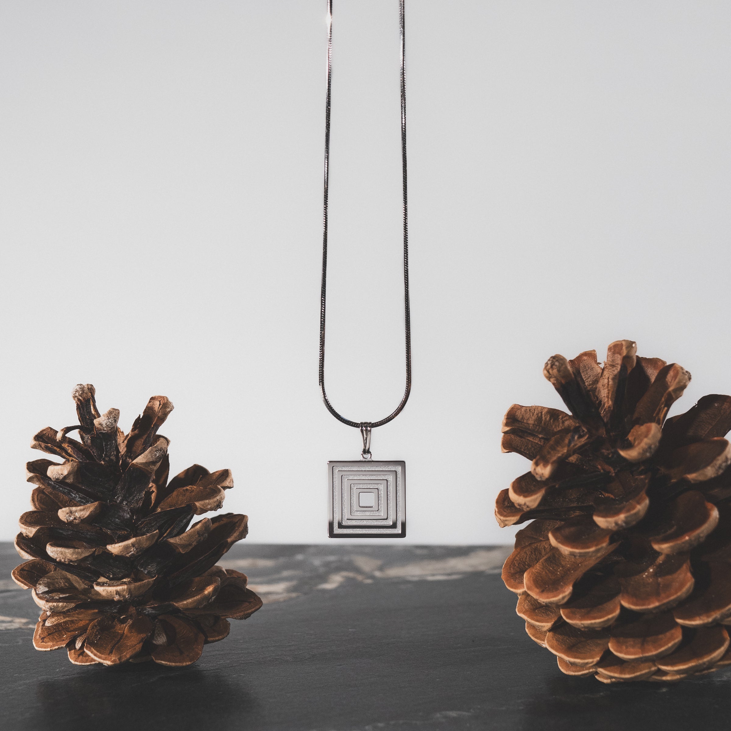 Collier Quadra Lumina – vue détaillée du bijou artisanal Atelier-Émile