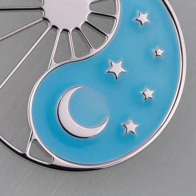 Anhänger Yin Yang Cosmique Leuchtend blauer Lack Atelier-Émile in Rhodium, Beschichtung  hergestellt in der Schweiz, Makroaufnahme von vorne auf weißem Hintergrund