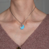 Halskette Yin Yang Cosmique Leuchtend blaue Lackierung, Schlangenkette, um den Hals getragen, Atelier-Émile in Rhodium, Beschichtung  hergestellt in der Schweiz, Vorderansicht